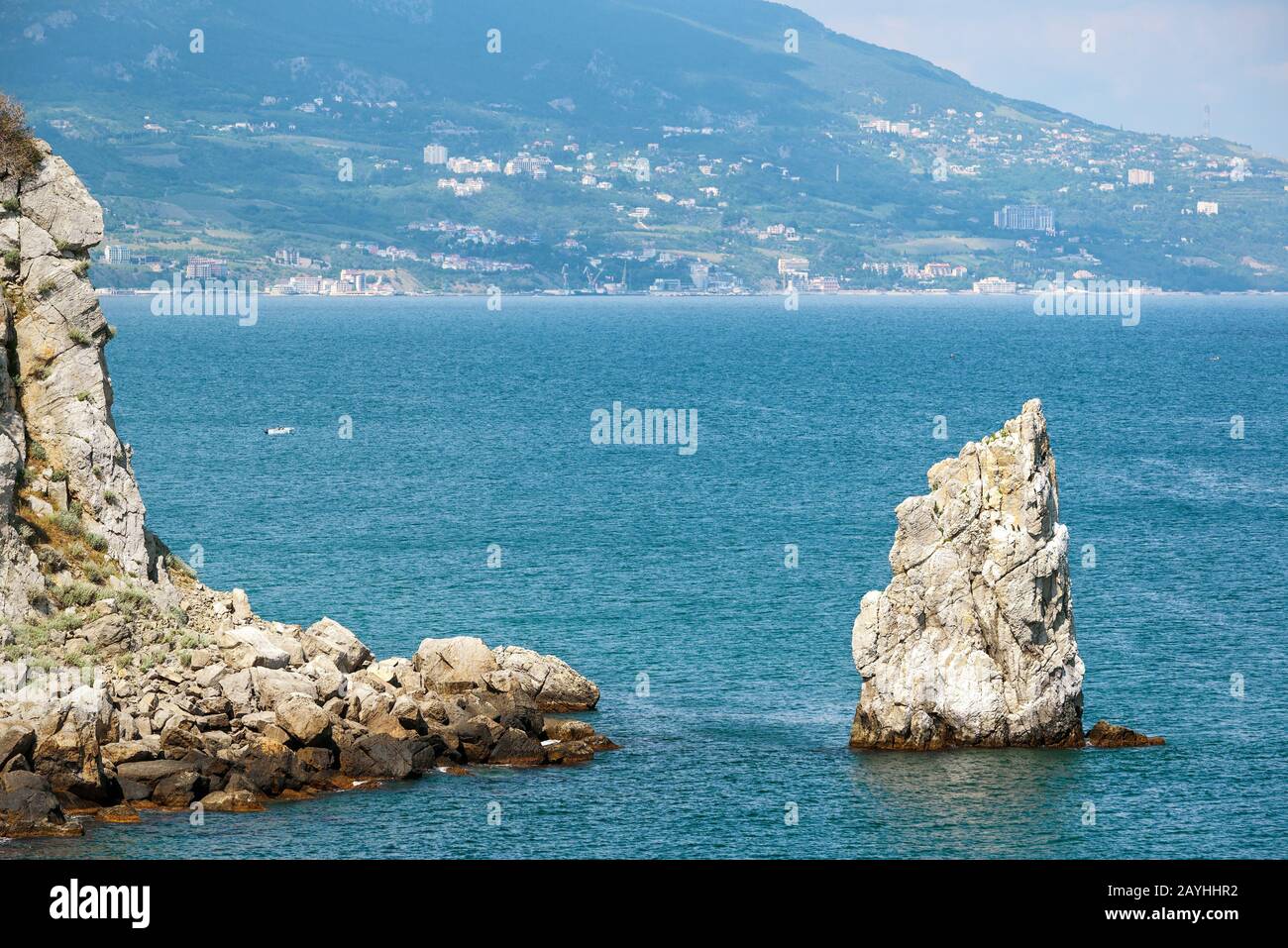 Rochers pittoresques dans la mer Noire en Crimée. Ville de Yalta au loin. Banque D'Images