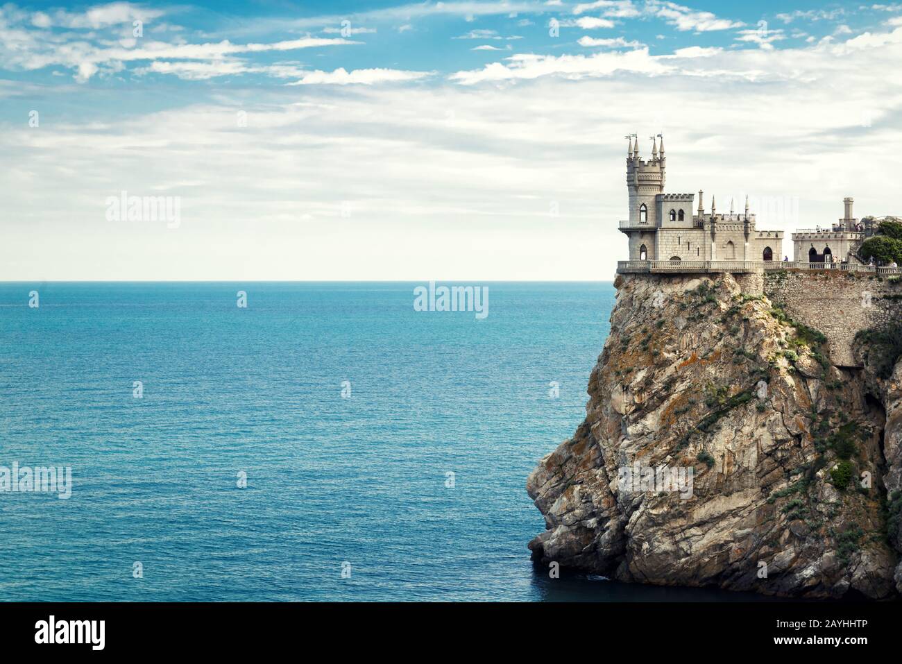 Château de Swallow's Nest sur le rocher de la mer, Crimée, Russie. C'est un monument de la Crimée. Vue panoramique imprenable sur Swallow's Nest au bord du précipice. Postc Banque D'Images