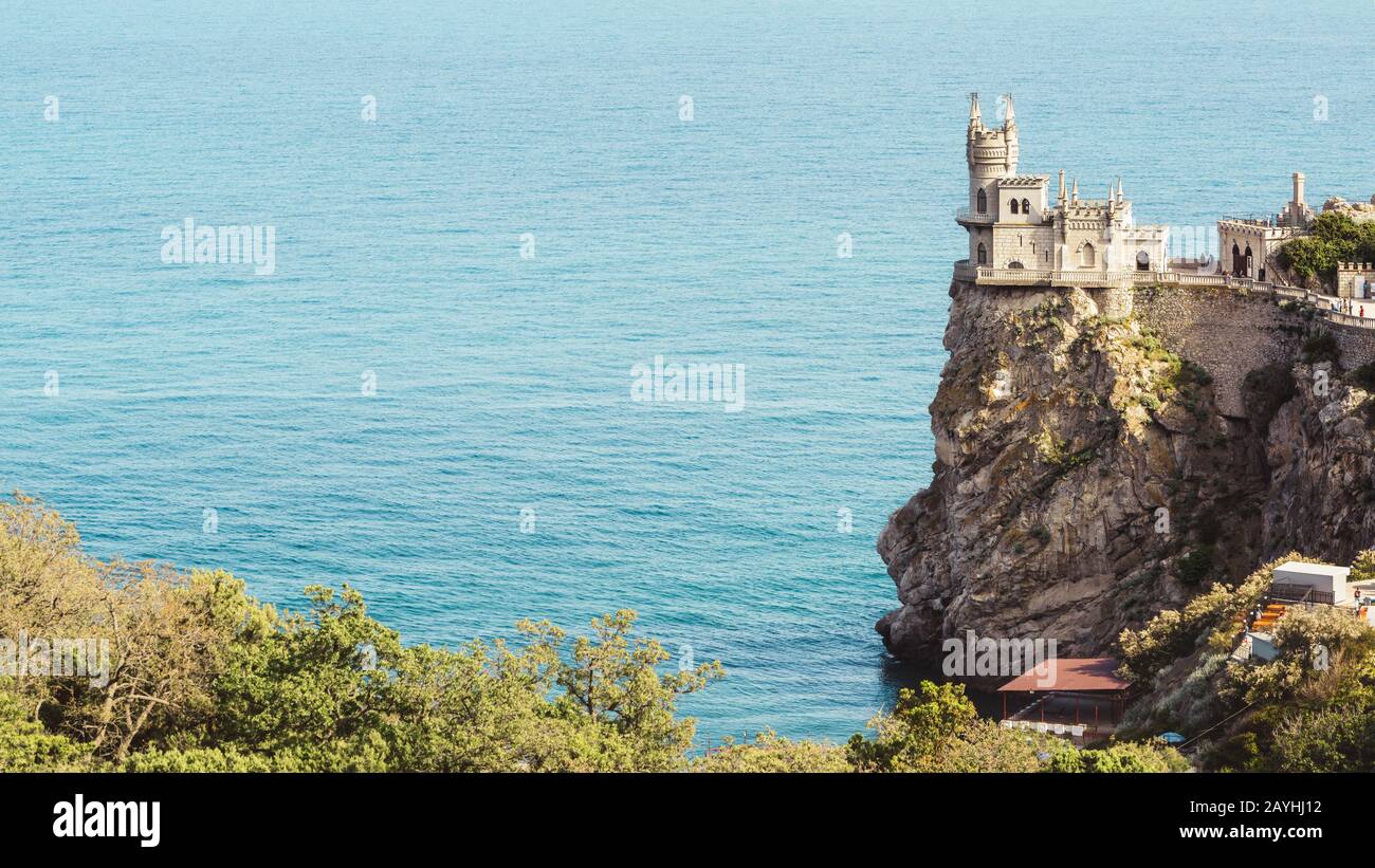 Château de Swallow's Nest sur le rocher marin en été, Crimée, Russie. Magnifique vue panoramique sur la côte de Crimée avec le château de Nest du Swallow à l'avance Banque D'Images