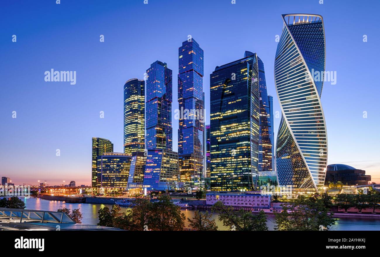 Panorama de la rivière Moskva avec les gratte-ciel Moscou-Ville la nuit, Russie. Moscou-Ville est un quartier d'affaires situé dans le centre de Moscou. Vue sur la soirée Banque D'Images