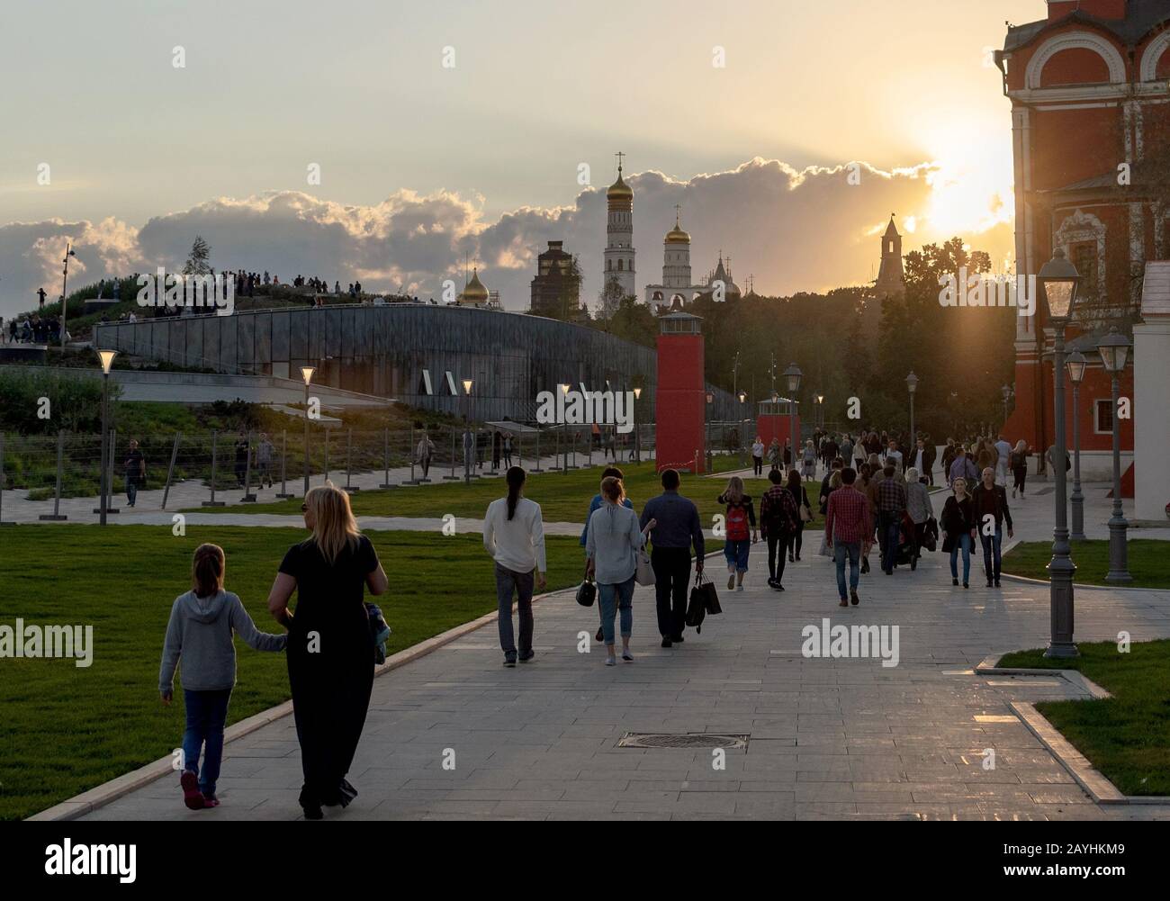 Les visiteurs marchant près de la cathédrale de Znamensky dans le parc de Zaryadye, rue Varvarka, Moscou, Russie Banque D'Images