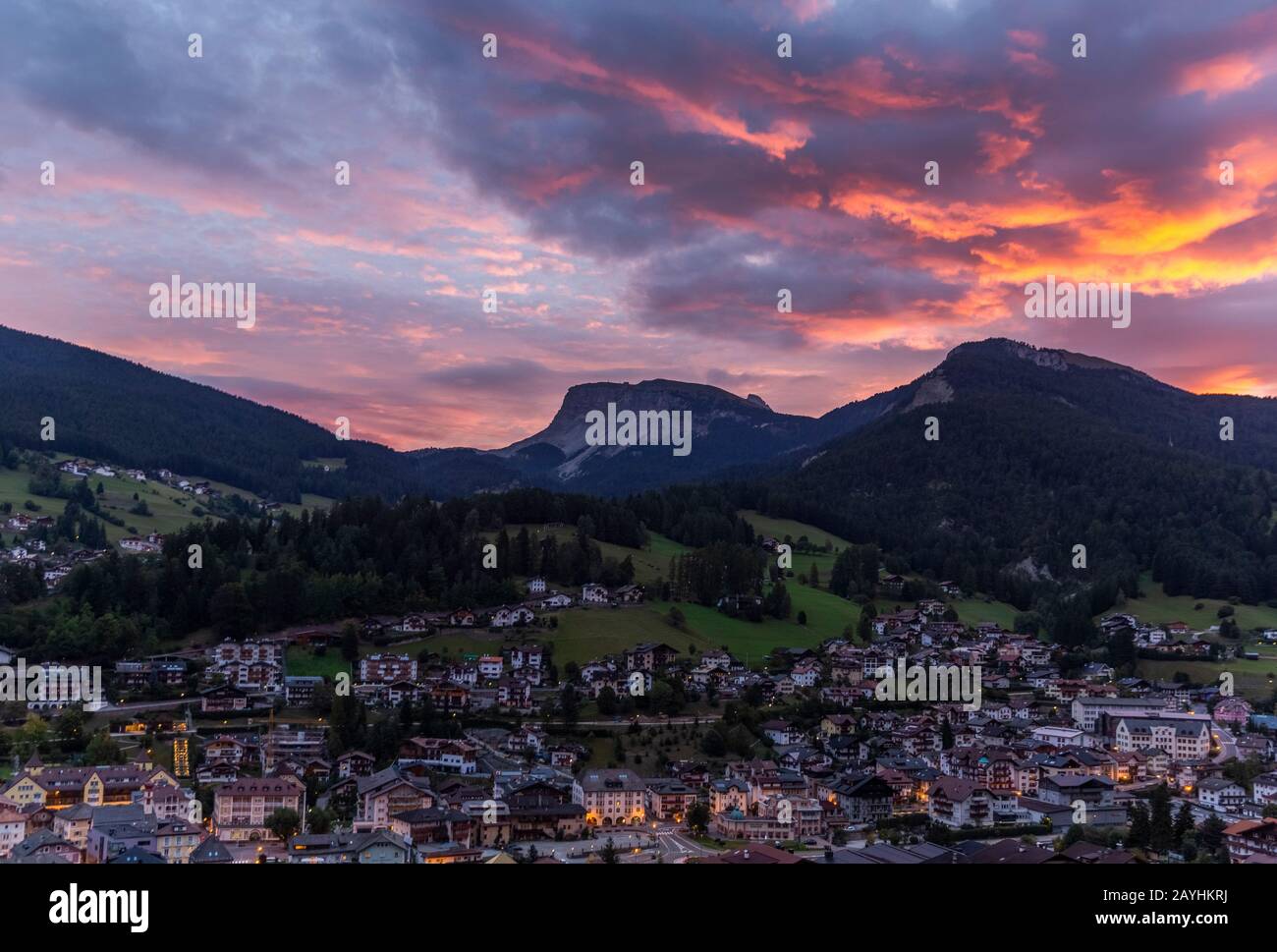 Ciel rouge de soirée au-dessus de l'Ortisei en Italie Banque D'Images