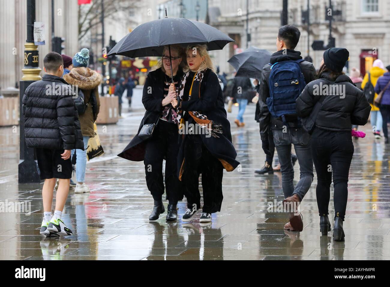 Trafalgar Square, Londres, Royaume-Uni 15 février 2020 - les femmes s'abritent sous un parapluie à Trafalgar Square pendant les temps humides et venteux à l'arrivée de Storm Dennis à Londres. De fortes pluies et de forts vents sont prévus d'aujourd'hui jusqu'au lundi 17 février alors que le Storm Dennis balaie le Royaume-Uni avec de fortes pluies, des vents violents et des inondations. Crédit: Dinendra Haria/Alay Live News Banque D'Images