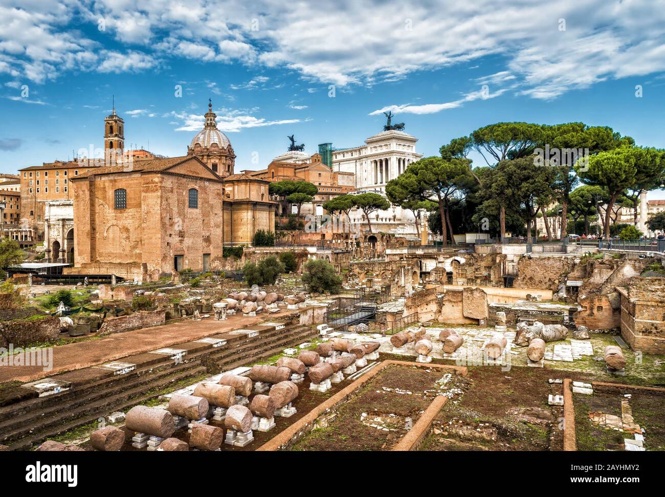 Ruines du Forum romain en été, Rome, Italie. Le Forum romain est un monument important de l'antiquité et est l'une des principales attractions touristiques de R Banque D'Images