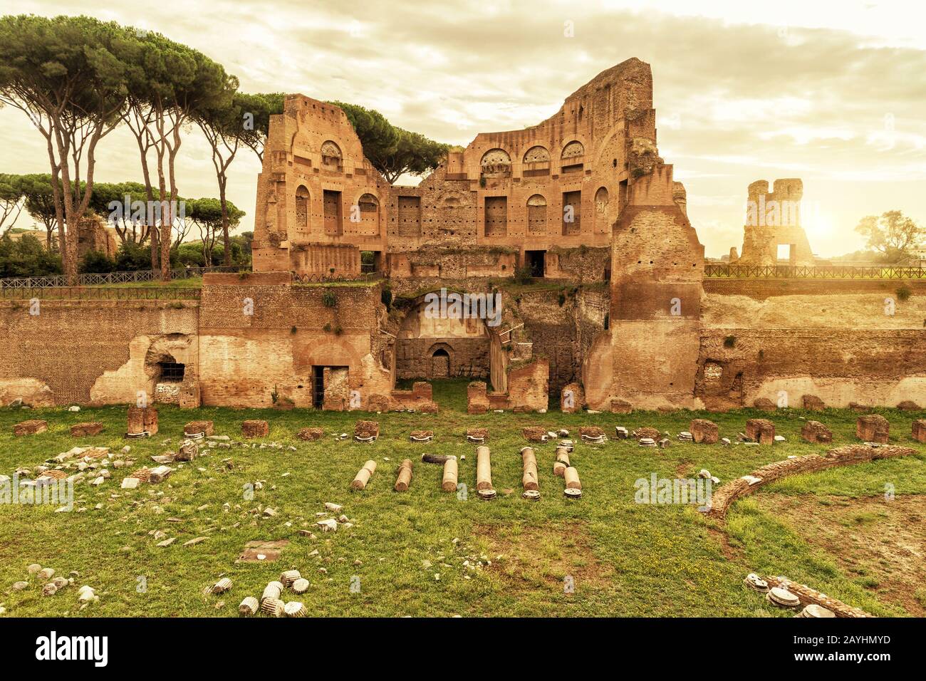 Les ruines du stade de Domitian sur le mont Palatin au coucher du soleil à Rome, en Italie Banque D'Images