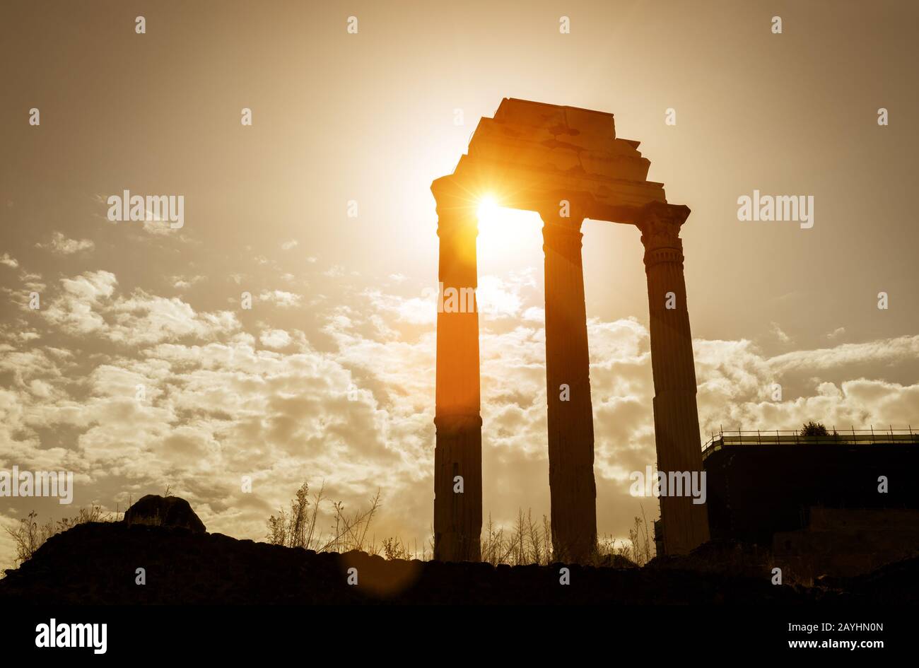 Ruines du Temple de Castor & Pollux dans le Forum romain au coucher du soleil, Rome, Italie Banque D'Images