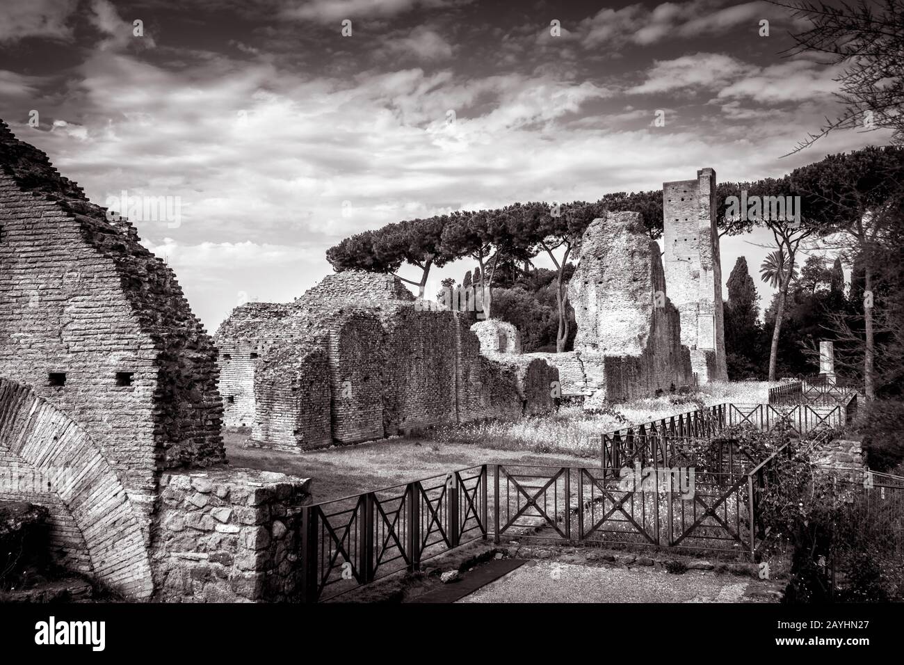 Ruines de l'ancien palais sur le mont Palatin près du Forum romain de Rome, Italie Banque D'Images
