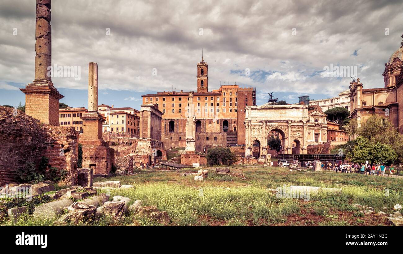 Panorama du Forum romain de Rome, Italie. Forum romain est l'une des principales attractions touristiques d'Europe. Ruines du Forum romain en été. Vintage Banque D'Images