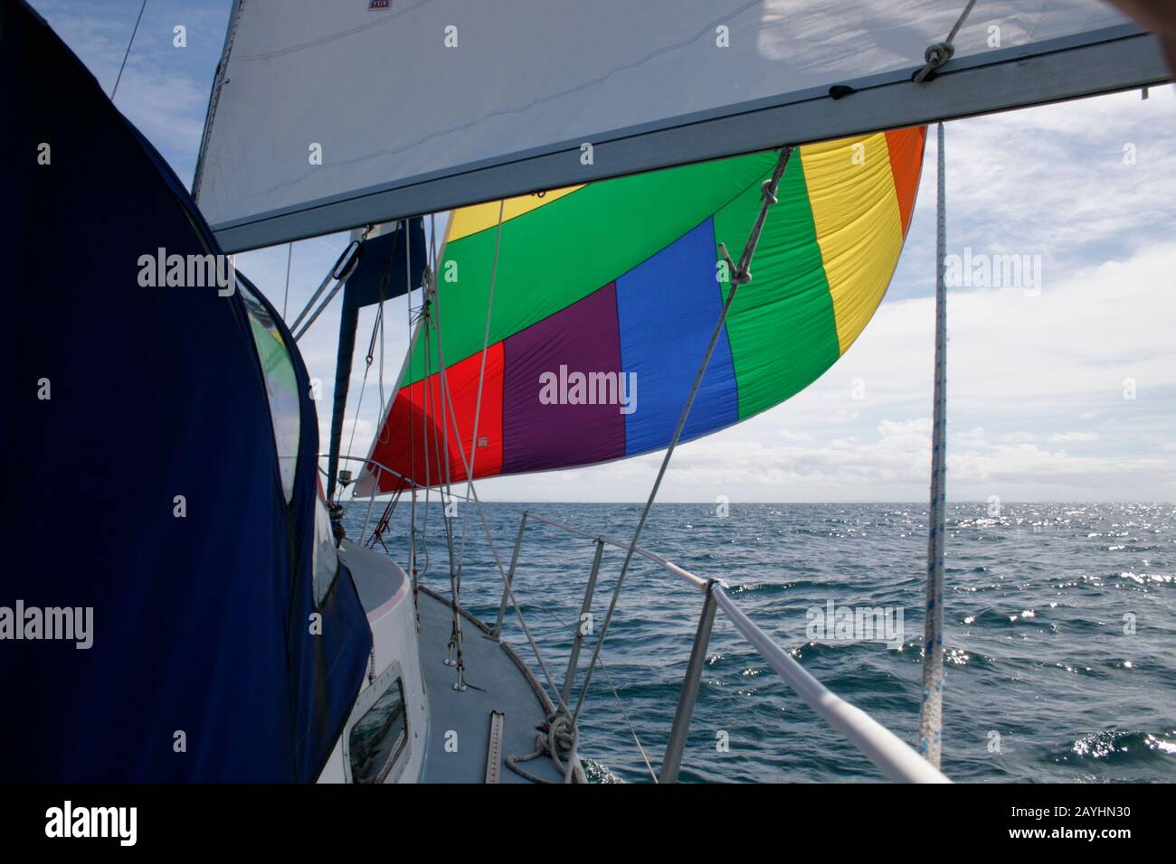 En regardant vers l'avant sur le voilier Westerly Konsort 'Kalessin, en traversant la mer des Hébrides avec spinnoa Banque D'Images