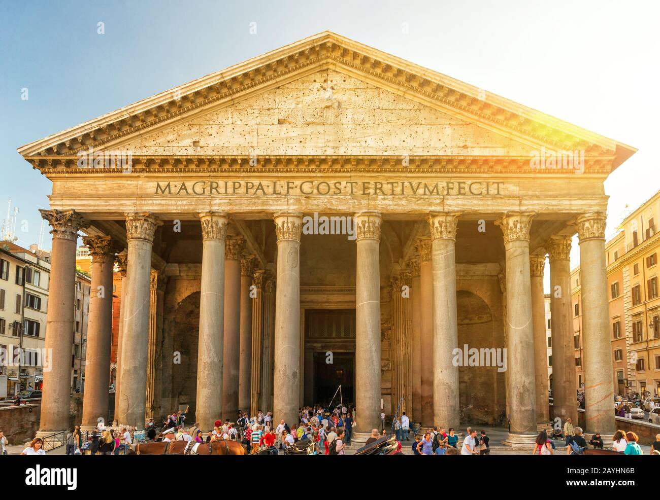 Rome - 2 OCTOBRE 2012: Les touristes visitent le Panthéon. Le Panthéon est un monument célèbre de l'ancienne culture romaine, le temple de tous les dieux, construit dans le Banque D'Images