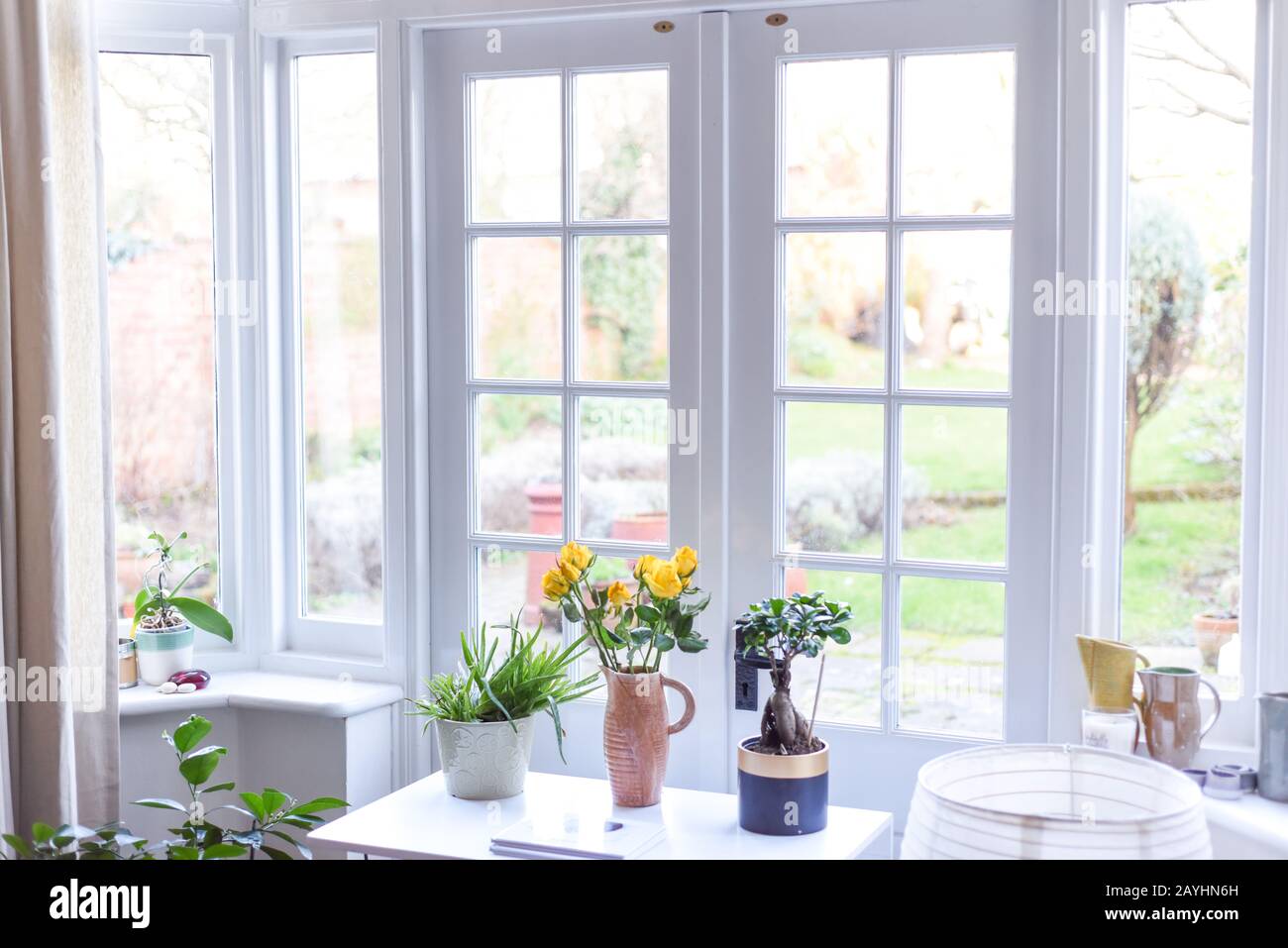 Intérieur élégant avec portes françaises et couleurs neutres claires dans une maison moderne Banque D'Images