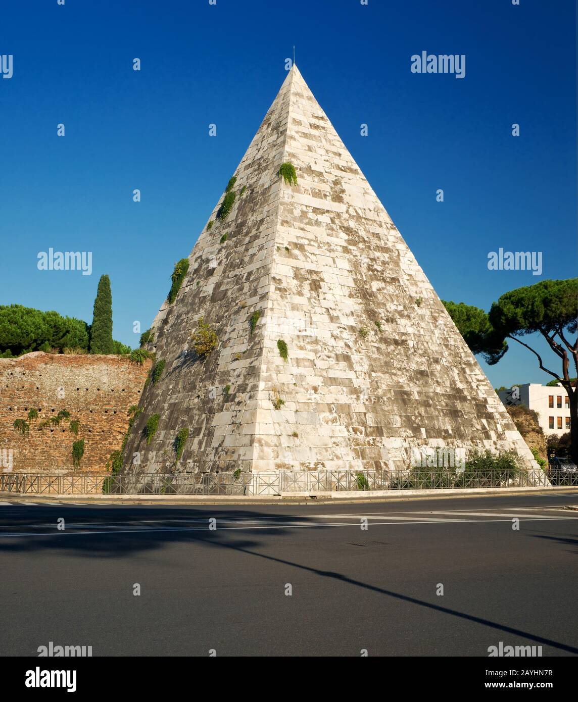 L'ancienne Pyramide de Cestius à Rome, en Italie Banque D'Images