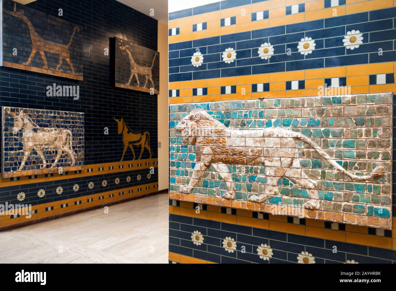 Istanbul - 25 MAI 2013 : détail de la porte d'Ishtar babylonienne avec un lion au Musée d'archéologie d'Istanbul, Turquie. La célèbre porte a été construite à Babylone Banque D'Images