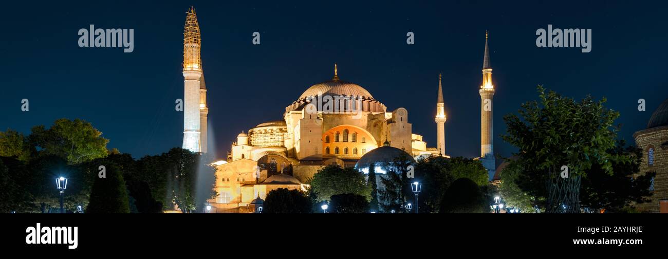 Sainte-Sophie la nuit, Istanbul, Turquie. C'est un point de repère important d'Istanbul. Vue panoramique sur l'ancienne basilique Sainte-Sophie ou Aya Sofya au crépuscule. Byzantin Banque D'Images