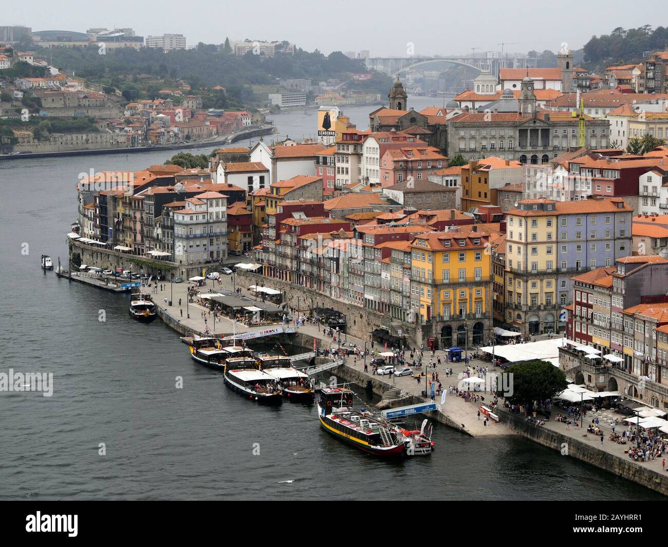 Partie du centre historique de Porto, Portugal, avec des bateaux touristiques sur le fleuve Douro Banque D'Images
