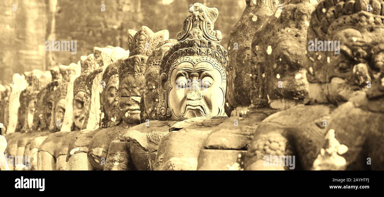 Magnifiques figurines en pierre à la porte sud d'Angkor Thom (Tonle Om). Ces figures racontent une histoire hindoue célèbre: Le mythe du Churning de l'Océan du lait Banque D'Images