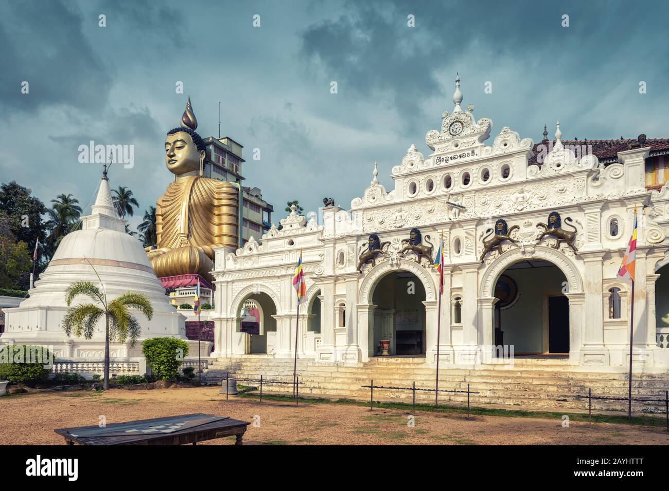 Wewurukannala Vihara est le vieux temple bouddhiste de la ville de Dickwella, au Sri Lanka. Une statue de Bouddha assis de 50 m de haut est la plus grande du Sri Lanka. Banque D'Images