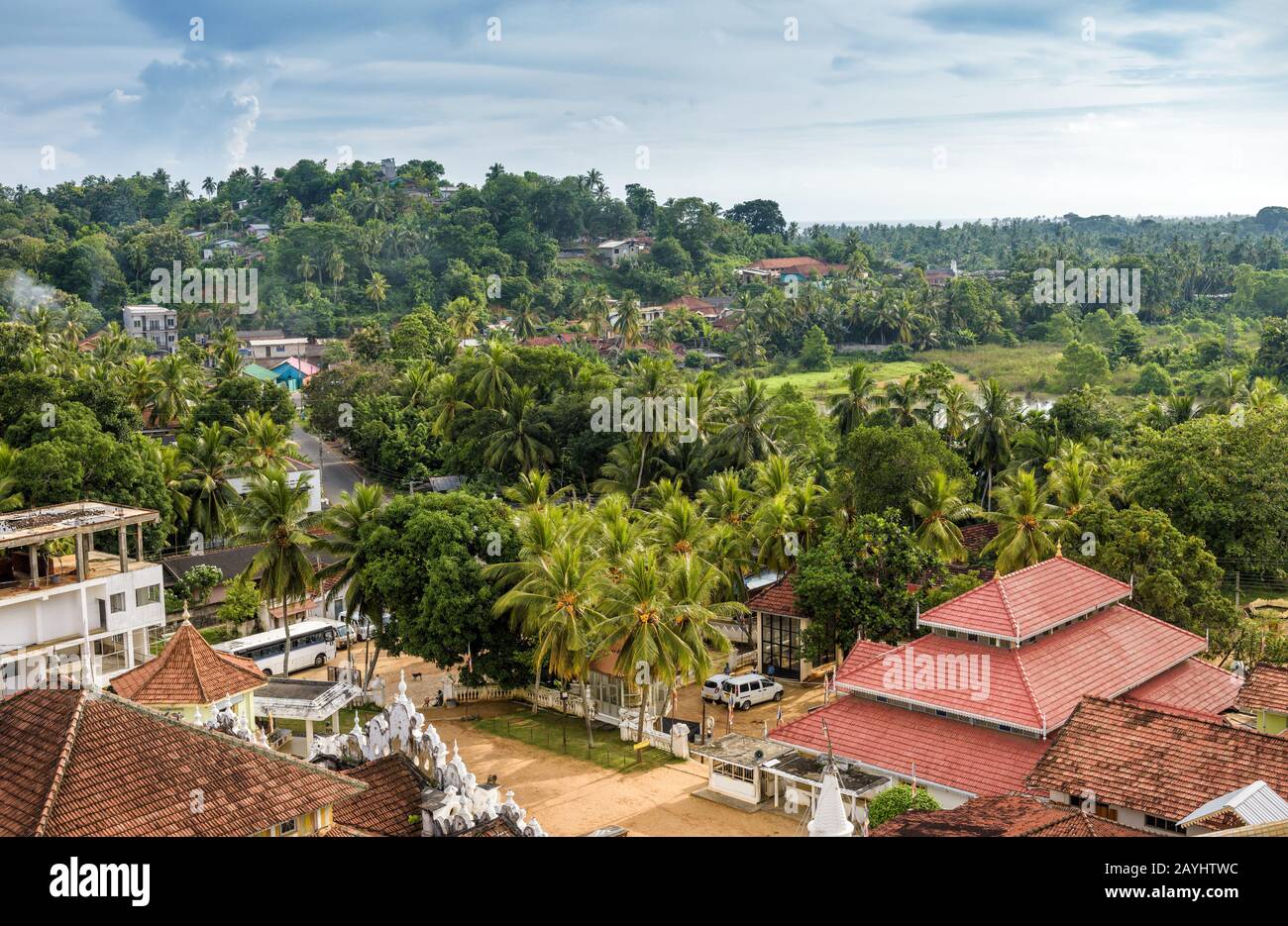 Paysage dans la ville de Dickwella, Sri Lanka. Temple bouddhiste Wewurukannala Vihara au premier plan. Vue panoramique sur la forêt tropicale au Sri Lanka. Bouddhi Banque D'Images