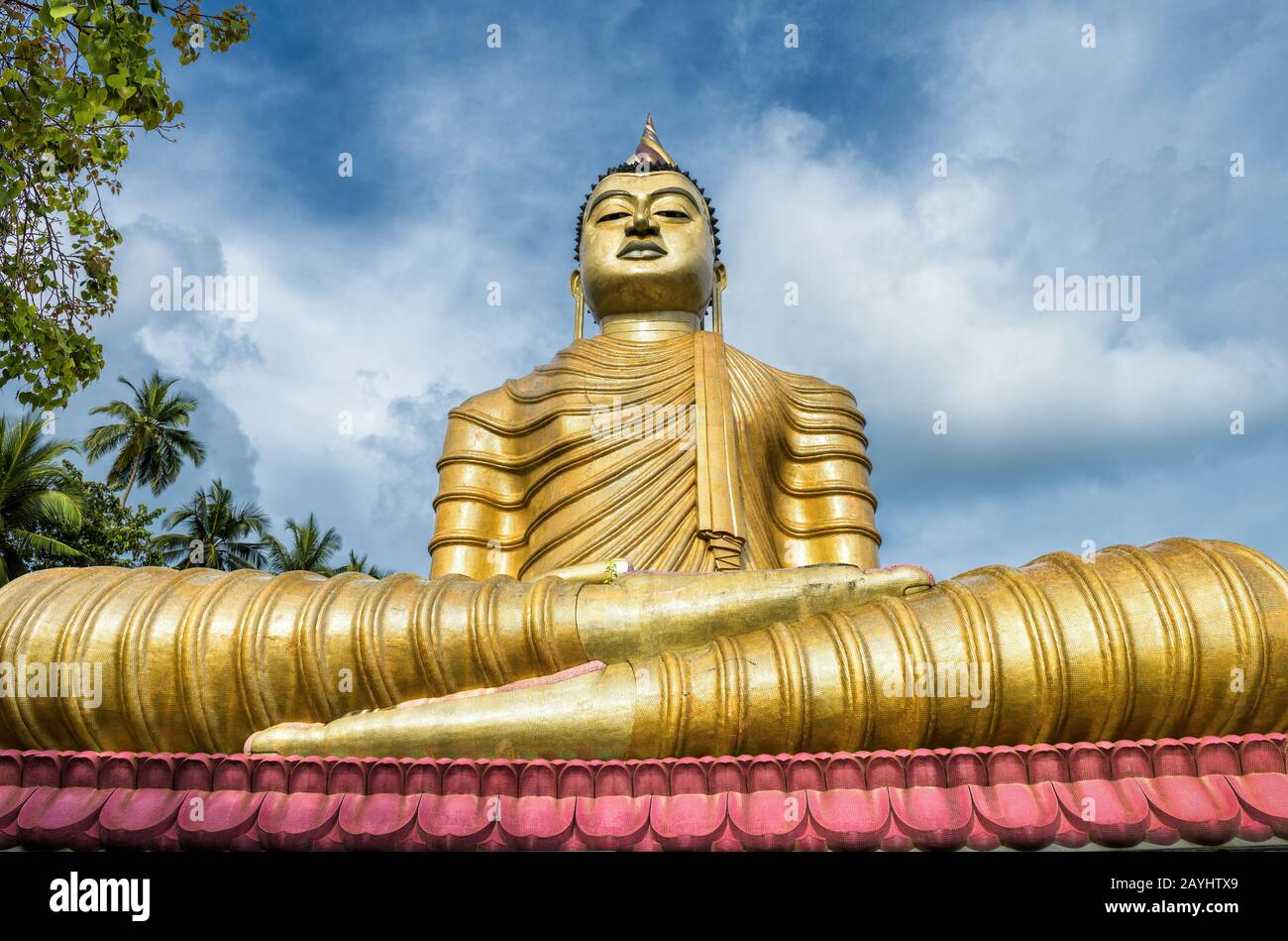 Grand Bouddha dans le vieux temple de Wewurukannala Vihara dans la ville de Dickwella, Sri Lanka. Une statue de Bouddha assis de 50 m de haut est la plus grande du Sri Lanka. Bonjour Banque D'Images