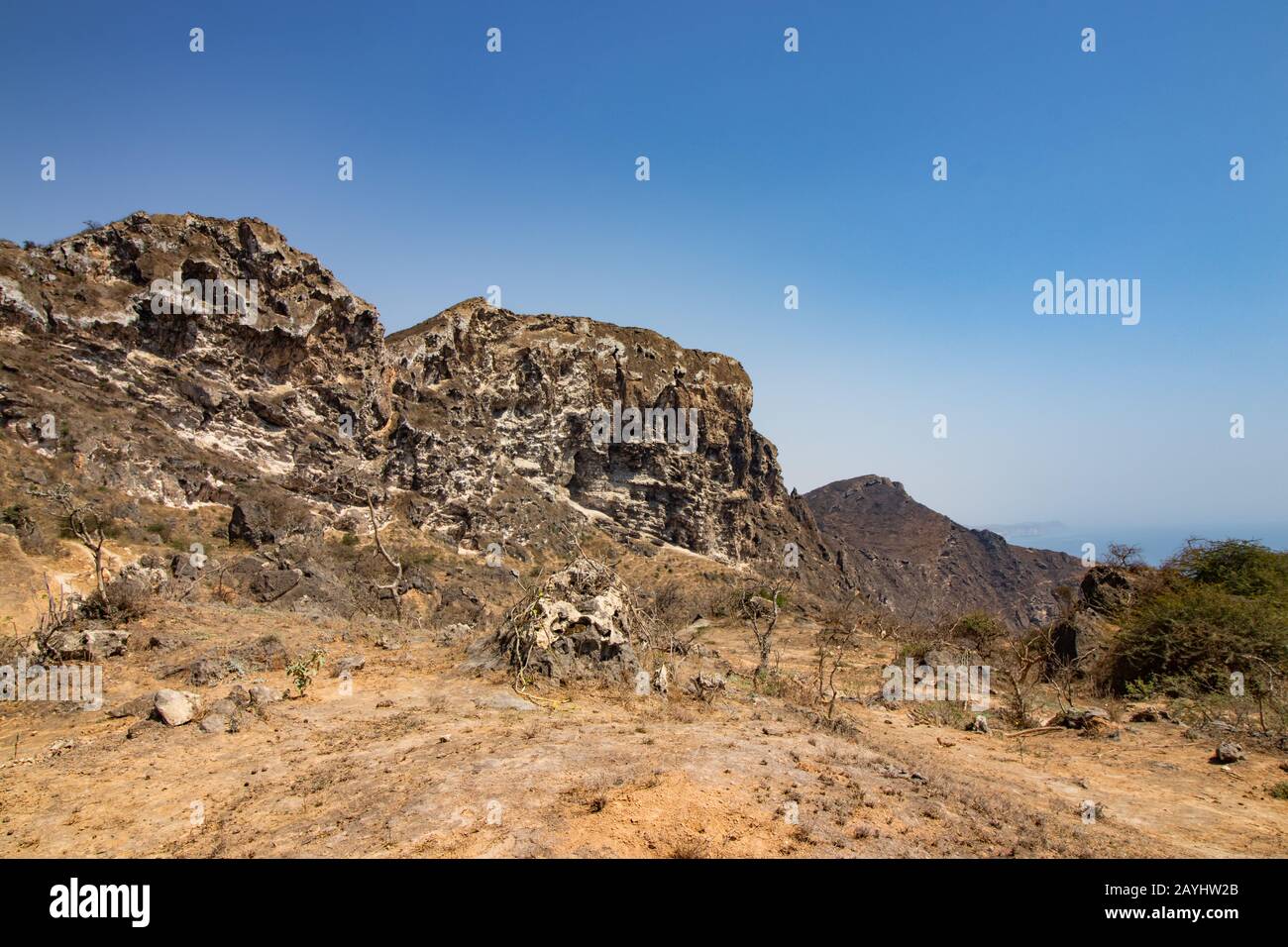 Traversez de belles montagnes et la vallée et wadi à la plage de Fazayat près de salalah en Oman Banque D'Images