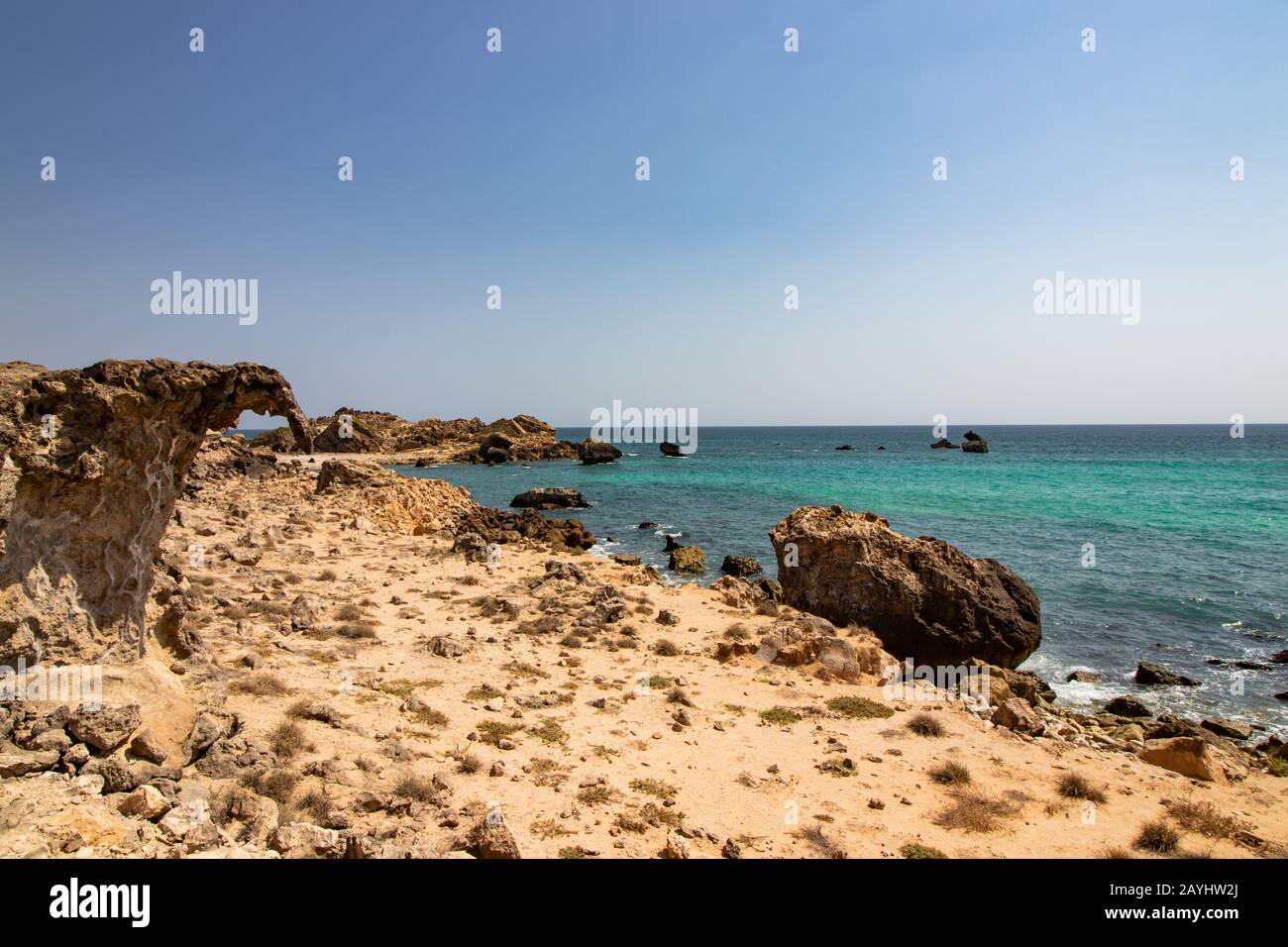 Traversez de belles montagnes et la vallée et wadi à la plage de Fazayat près de salalah en Oman Banque D'Images