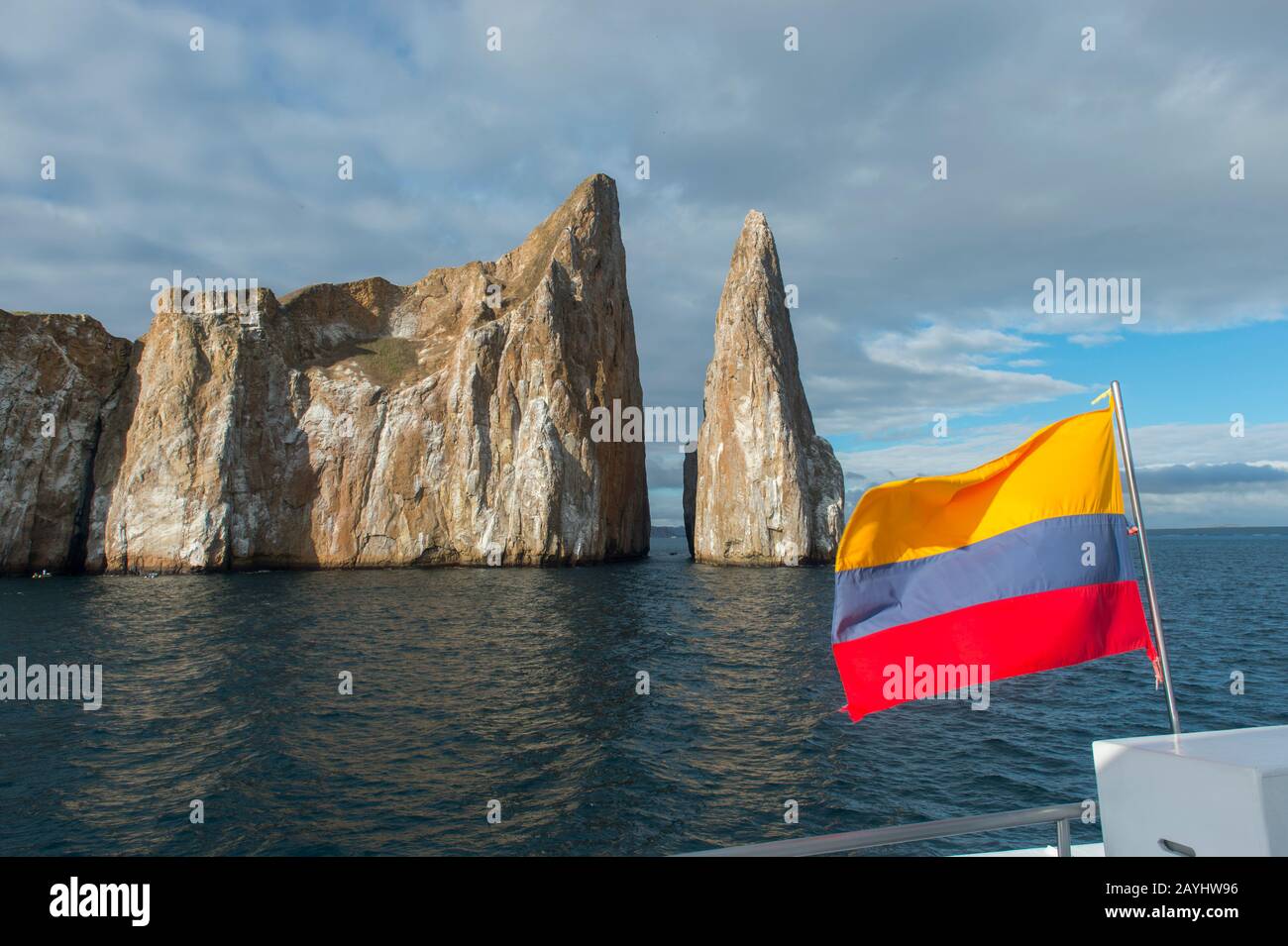 Vue sur Kicker Rock près de l'île de San Cristobal (Isla San Cristobal) ou de l'île de Chatham, des îles Galapagos, en Équateur avec drapeau équatorien en en premier plan. Banque D'Images