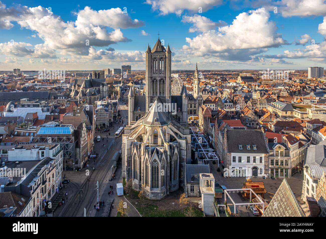 Vue sur l'église Saint-Nicolas depuis le clocher de Het Belfort van Gent lors d'une journée ensoleillée à Gand, Belgique Banque D'Images