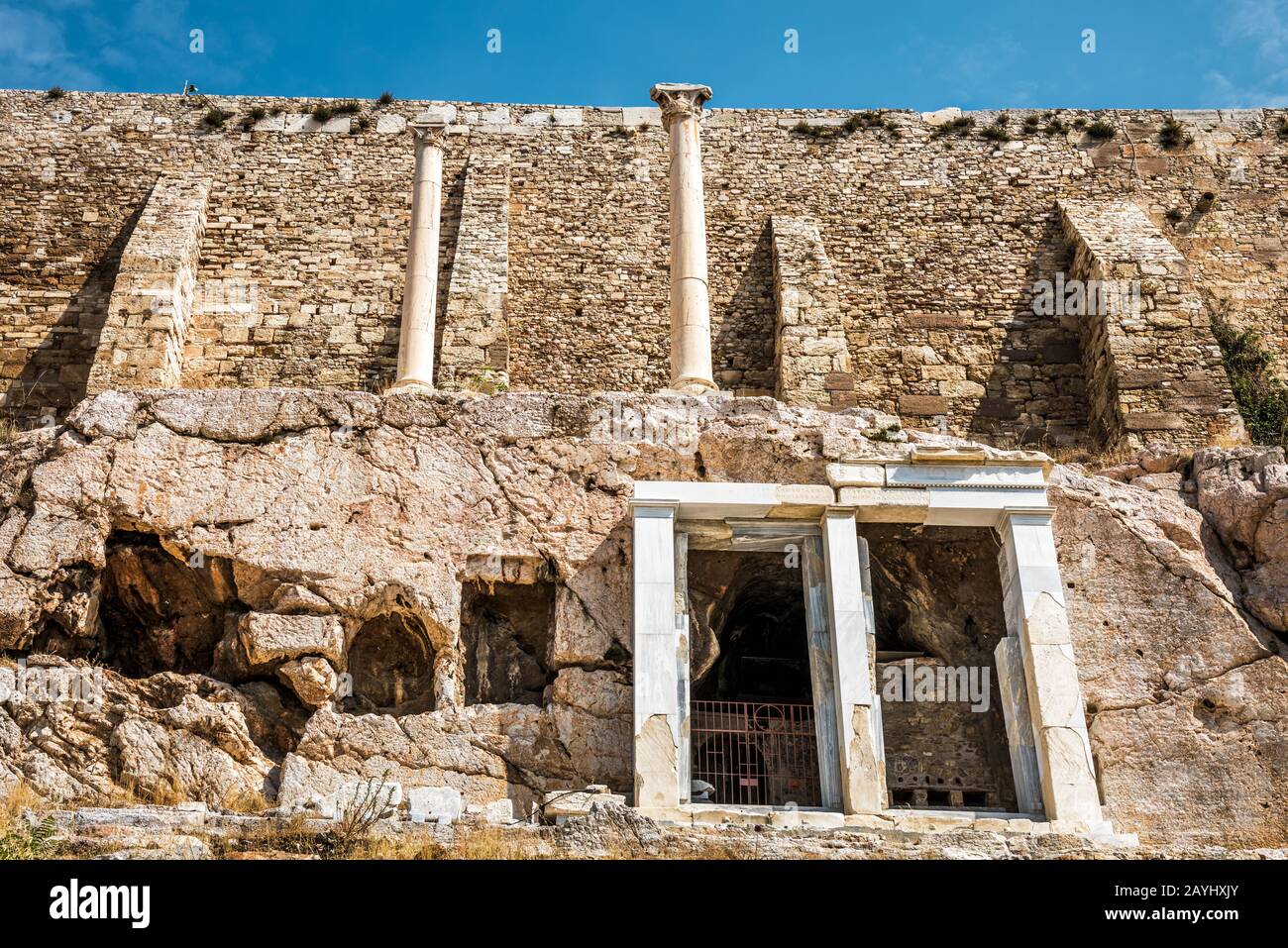 Puissant mur de la colline de l'Acropole à Athènes, Grèce. L'ancienne Acropole grecque est la principale attraction touristique d'Athènes. Panorama des ruines et Banque D'Images