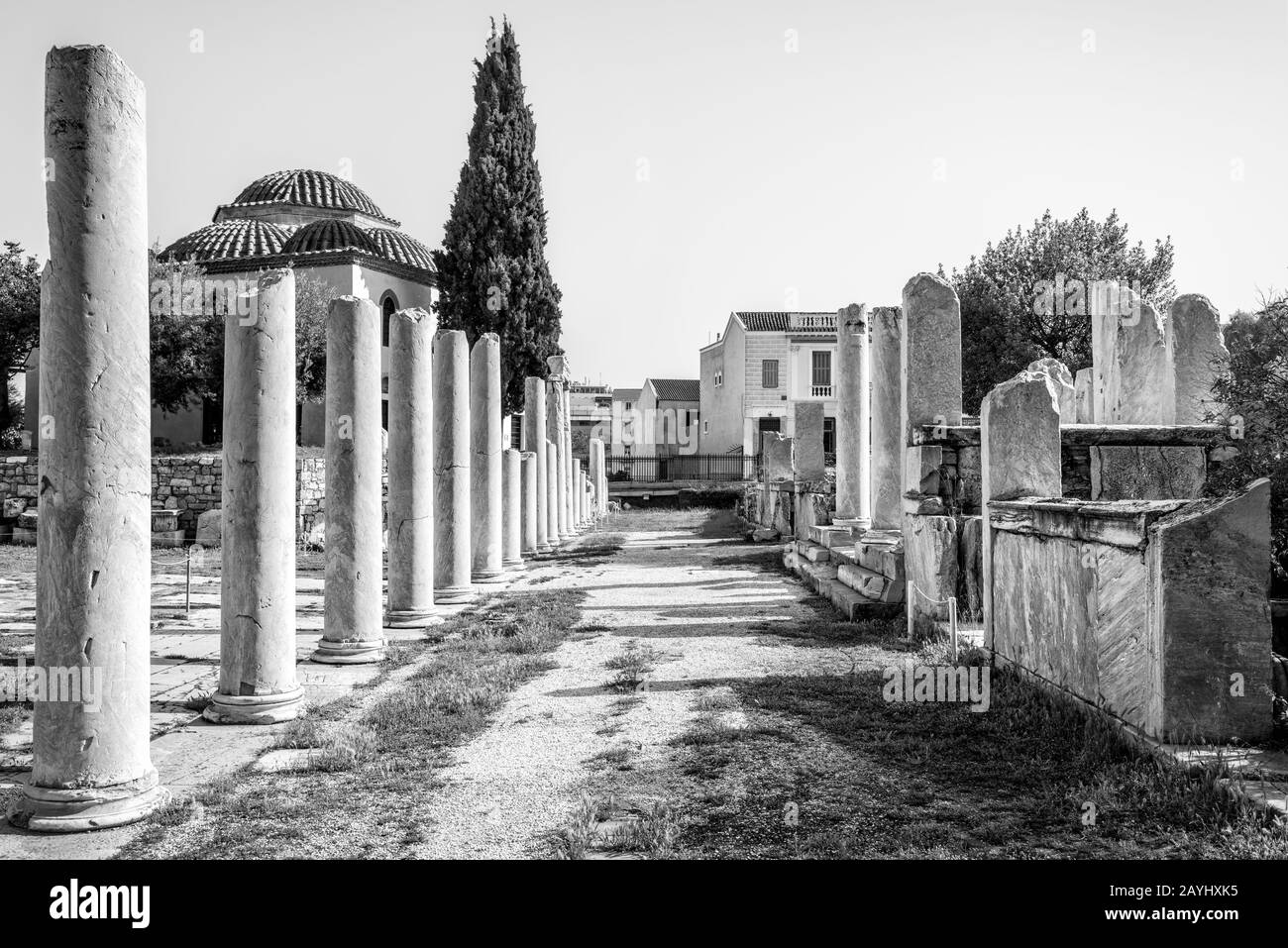 Agora romaine en noir et blanc, Athènes, Grèce. C'est l'un des principaux monuments d'Athènes. Paysage de ruines grecques anciennes dans le centre d'Athènes près de Plaka Banque D'Images