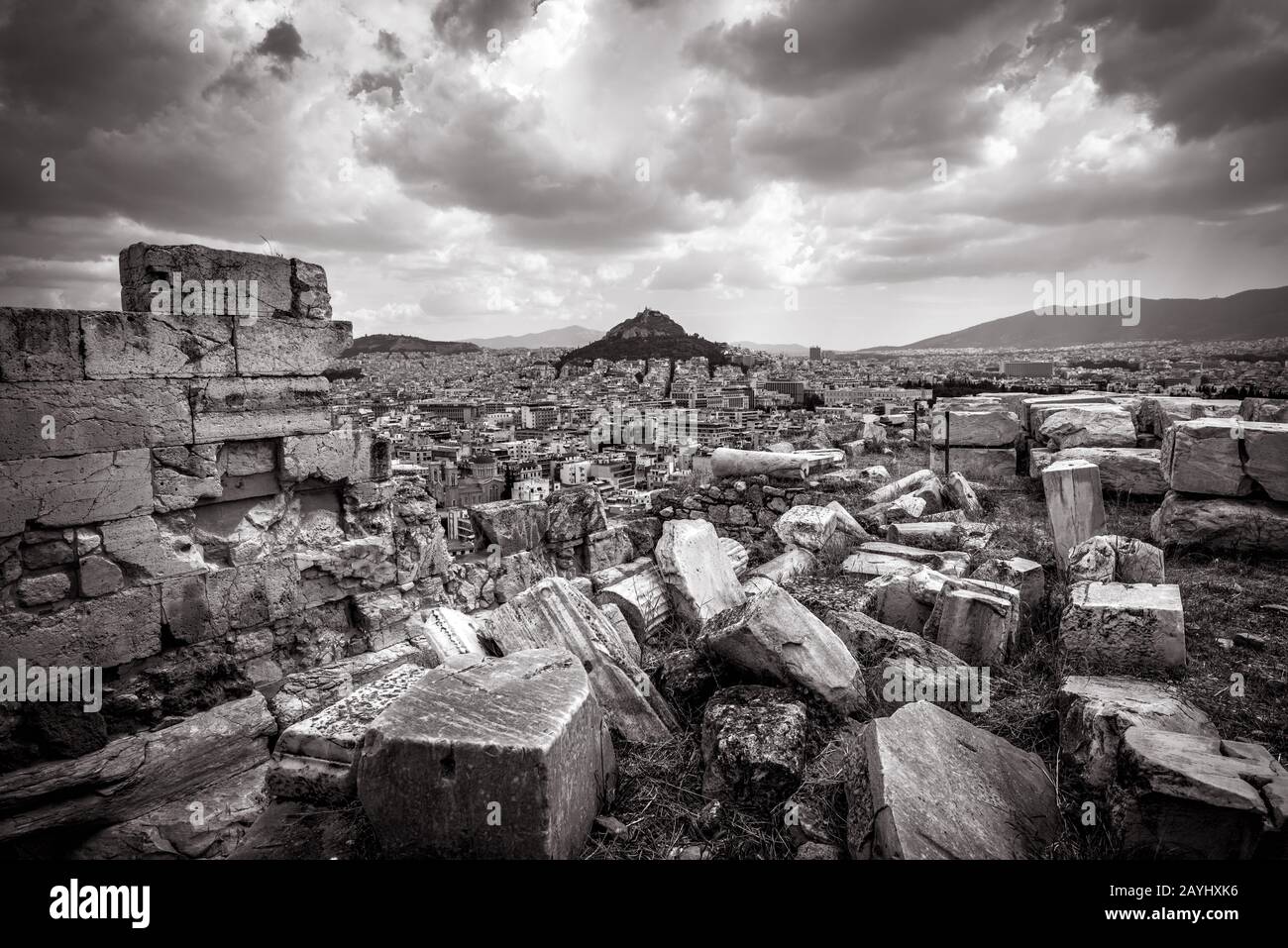 Vue panoramique sur Athènes avec le mont Lycabettus depuis l'Acropole, Grèce. Ruines grecques anciennes sur le sommet de l'Acropole en premier plan. Panorama panoramique de Banque D'Images