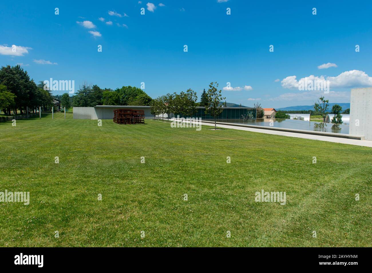Vue sur le centre d'art Tadao Ando au Château la Coste près d'Aix-en-Provence en Provence, France. Banque D'Images