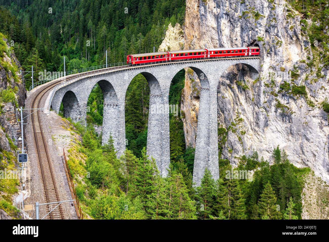 Landwasser Viaduc À Filisur, Suisse. C'est un monument célèbre des Alpes suisses. Train express rouge sur le pont supérieur dans les montagnes. Vue panoramique sur l'étonnement Banque D'Images