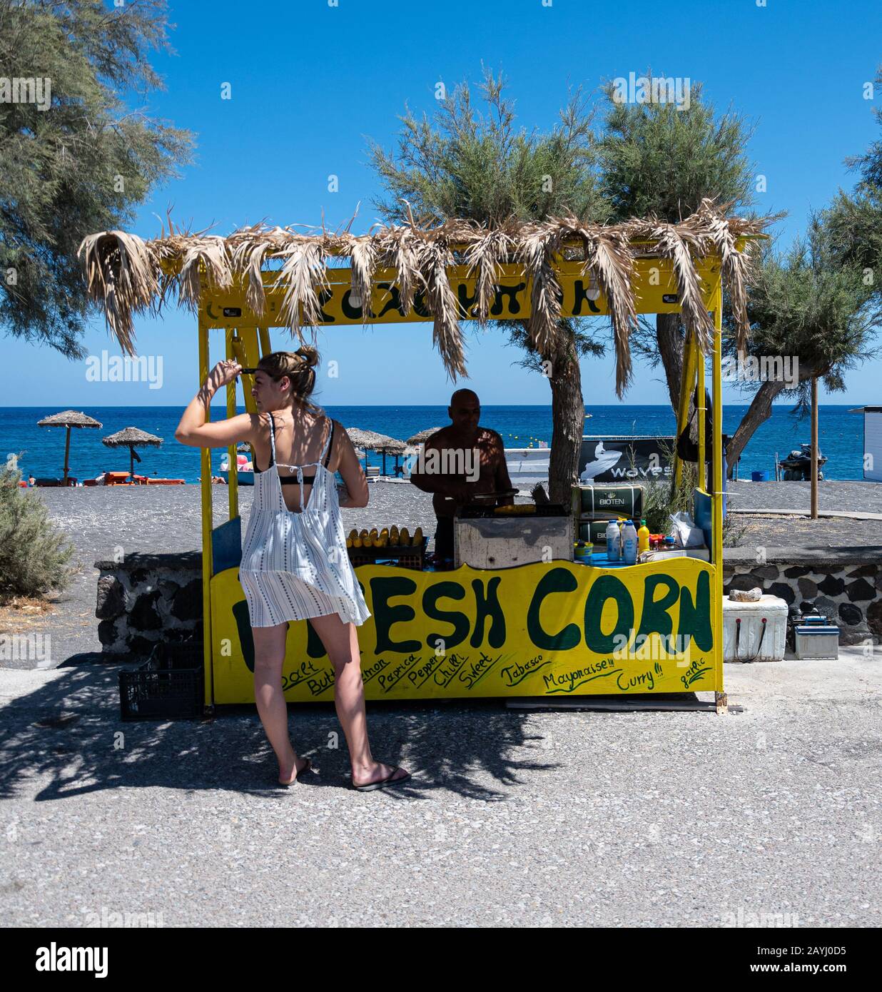 Perissa, Grèce - 18 juillet 2019: Un stand de vente de maïs frais sur les s/n aux touristes sur la route du front de mer de Perissa Banque D'Images