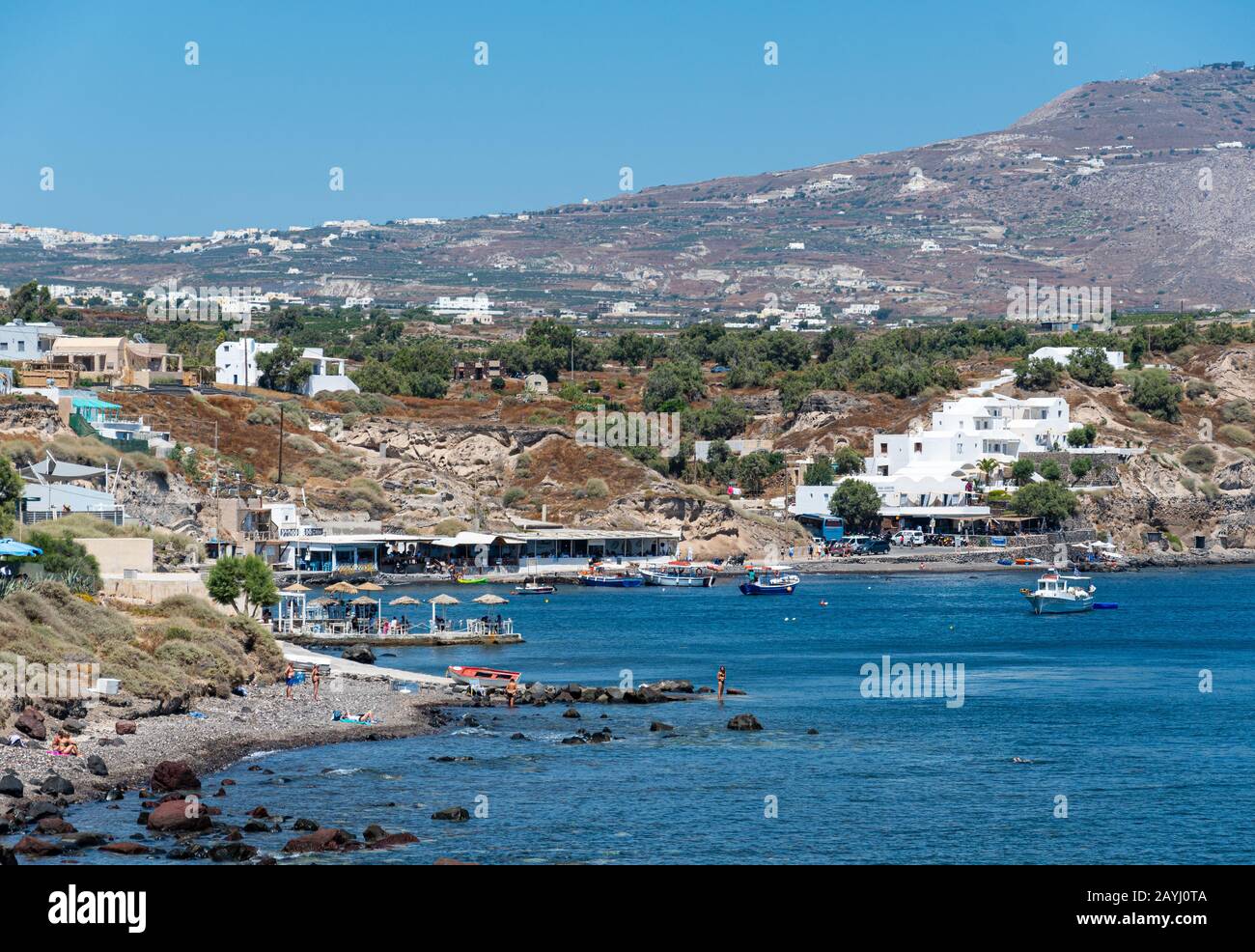 Akrotiri, Grèce - 19 juillet 2019: Le front de mer d'Akrotiri sur la côte égéenne, vu du sentier de la plage Rouge Banque D'Images