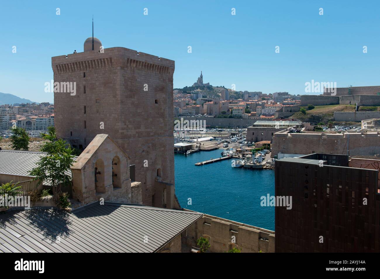 L'entrée du Vieux Port (vieux port) de la mer Méditerranée à Marseille, France. Banque D'Images