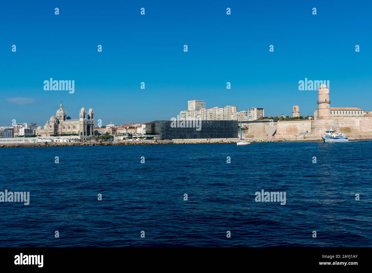 Vue depuis l'entrée du Vieux Port (vieux port) à Marseille, France, de la cathédrale De la Major et du MuCEM (Musée de la civilisation européenne Banque D'Images