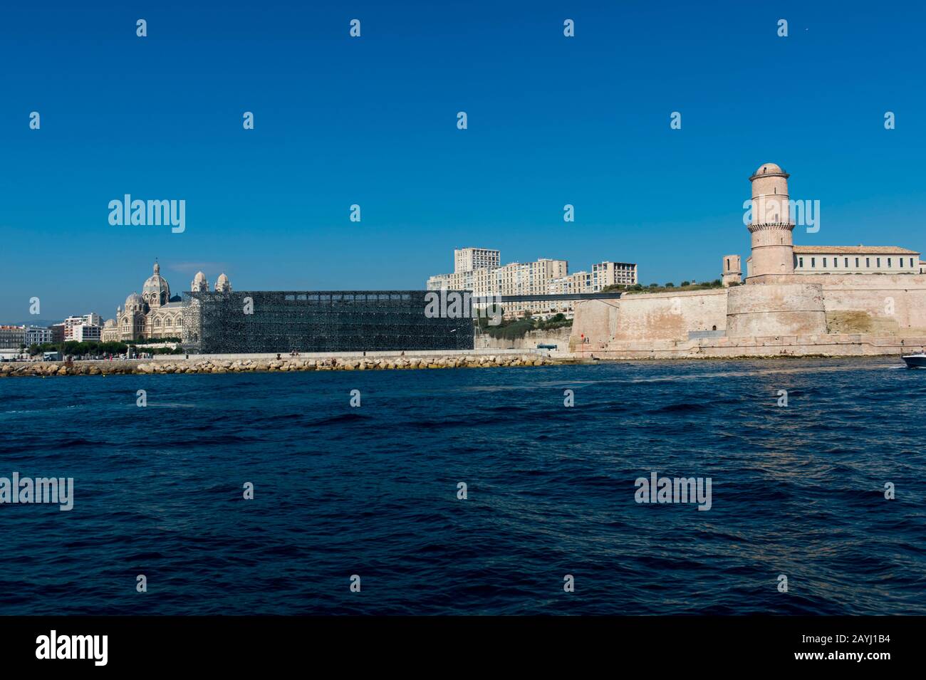Vue depuis l'entrée du Vieux Port (vieux port) à Marseille, France, de la cathédrale De la Major et du MuCEM (Musée de la civilisation européenne Banque D'Images