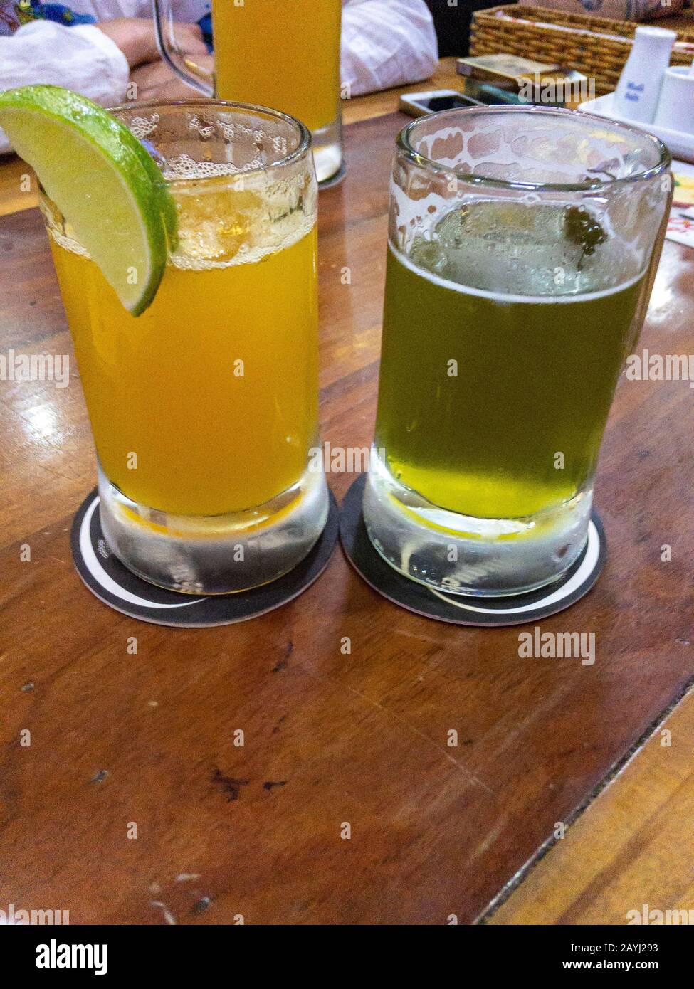 deux verres de bière aux algues et aux fruits de la passion sur une table Banque D'Images