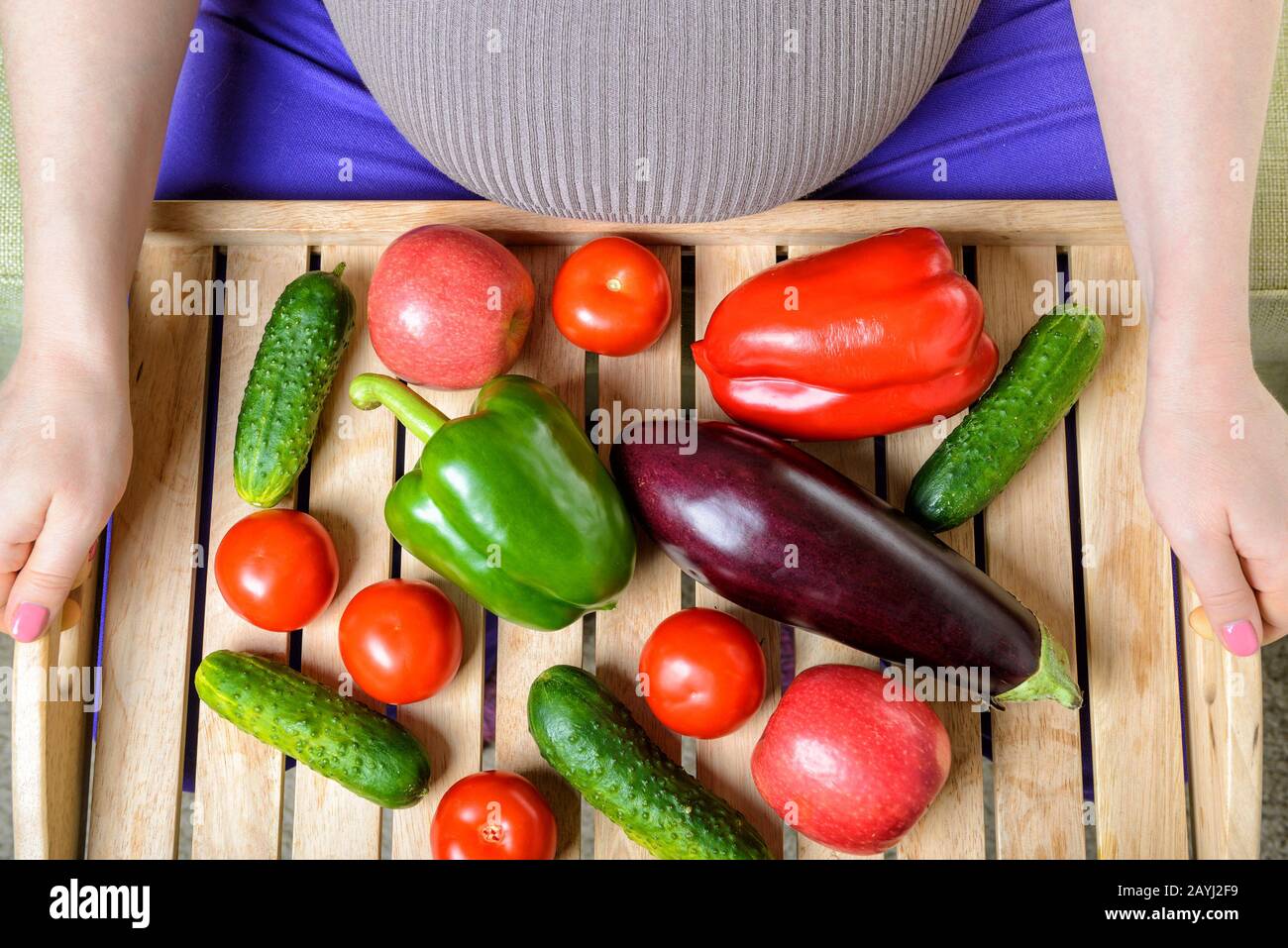 Femme enceinte avec légumes Banque D'Images