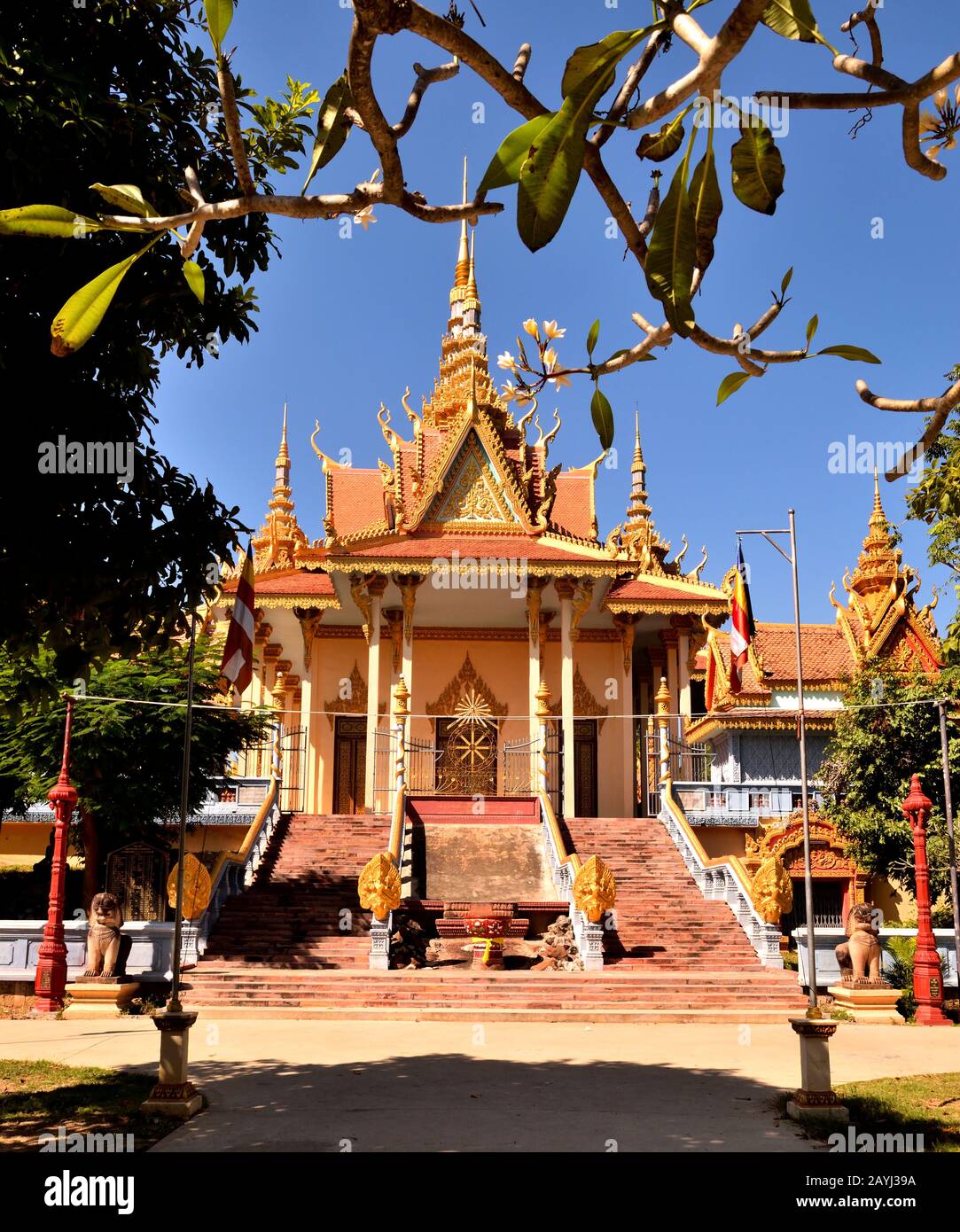 Vue sur le temple moderne d'Ek Phnom, Battambang Banque D'Images