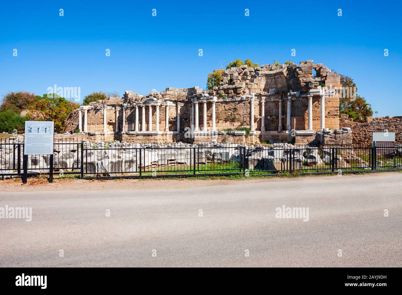 Side Nymphæum dans l'ancienne ville De Side dans la région d'Antalya sur la côte méditerranéenne de la Turquie. Banque D'Images