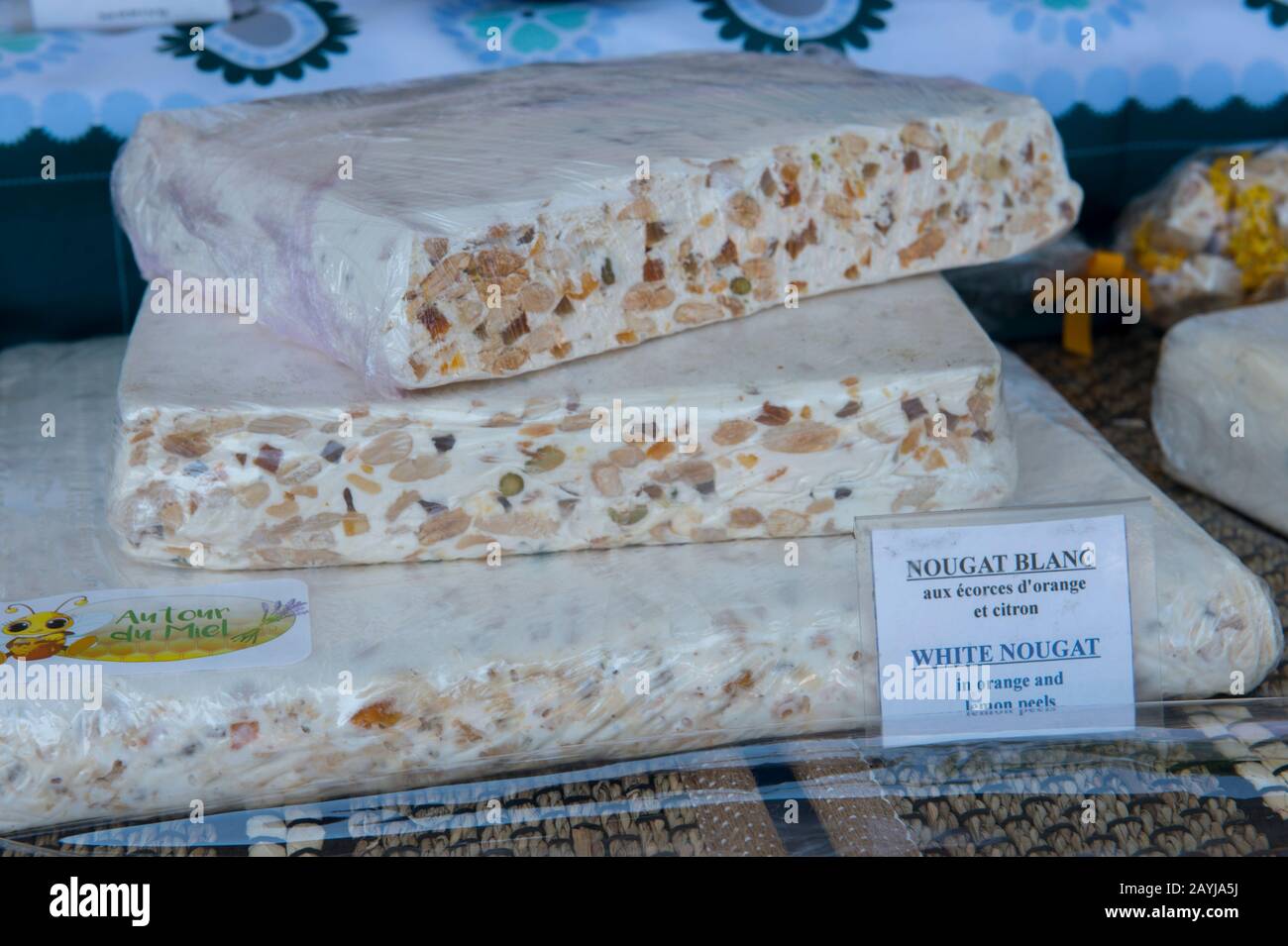 Nougat à vendre sur le marché hebdomadaire de Menerbes, petit village sur une colline entre Avignon et Apt, dans le Luberon, Provence-Alpes-Côte d'Azur Banque D'Images