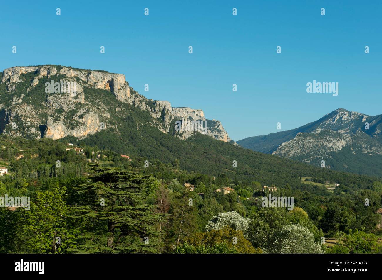 Vue sur les montagnes de Moustiers-Sainte-Marie, village médiéval des Alpes-de-Haute-Provence dans le sud de la France. Banque D'Images