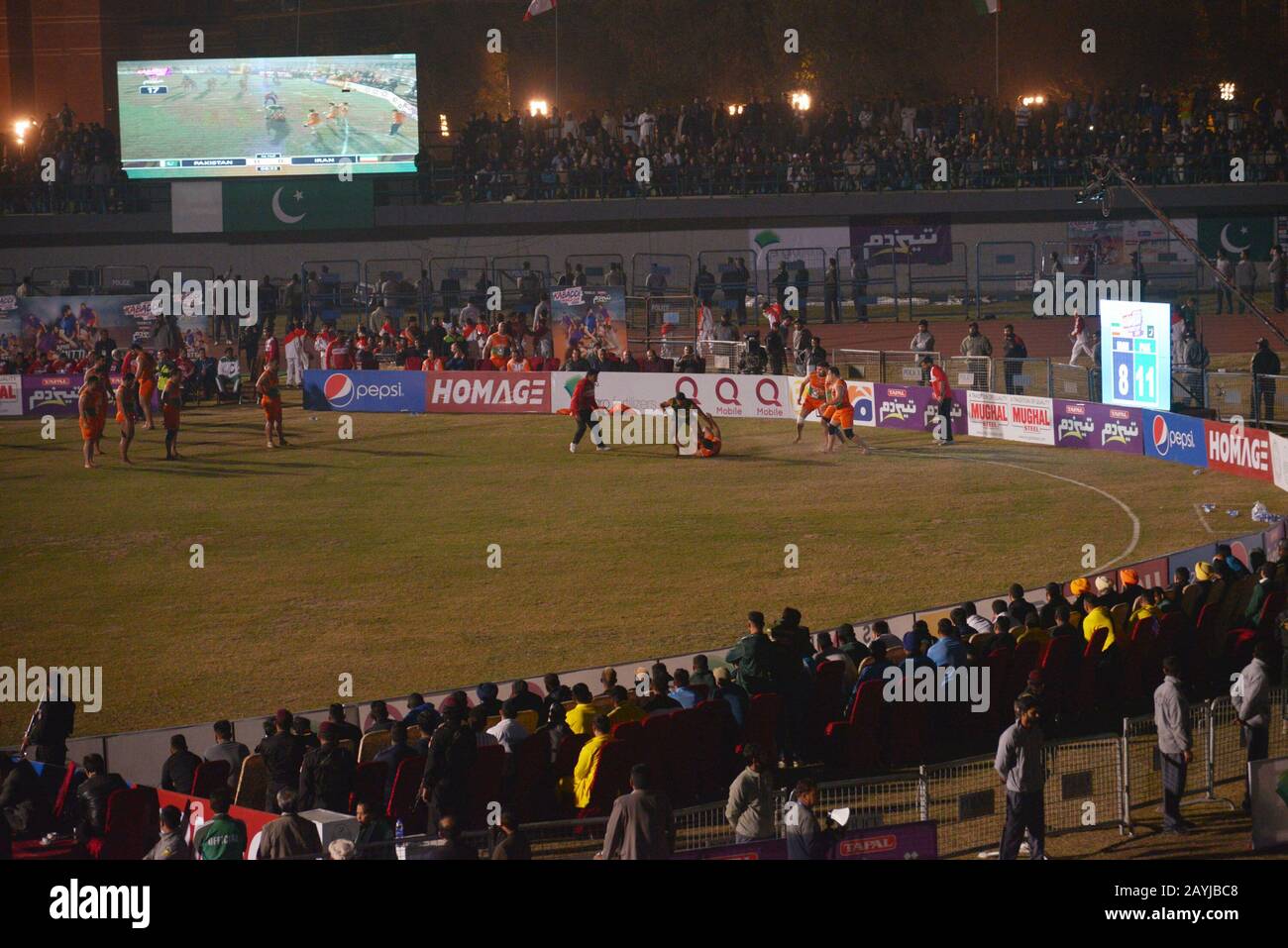 Lahore, Pakistan. 15 février 2020. Les joueurs de Kabaddi semblent en action lors du deuxième match semi-final qui se joue entre le Pakistan et l'Iran, alors que l'équipe de Kabaddi a remporté un match semi-final de 52-30 lors de la coupe du monde de Kabaddi 2020 au Punjab Stadium Lahore le 15 février 2020. La coupe du monde Kabaddi 2020 commence au Pakistan. Tout est prévu pour la "coupe du monde Kabaddi 2020" qui se tiendra dans trois villes de Lahore, de Faisalabad et de Gujrat du 9 au 16 février. L'événement est organisé conjointement par le gouvernement du Pendjab, le Sports Board Punjab (SBP) et la Pakistan Kabaddi Federation (PKF). Crédit: Pacific Press Agency/A Banque D'Images