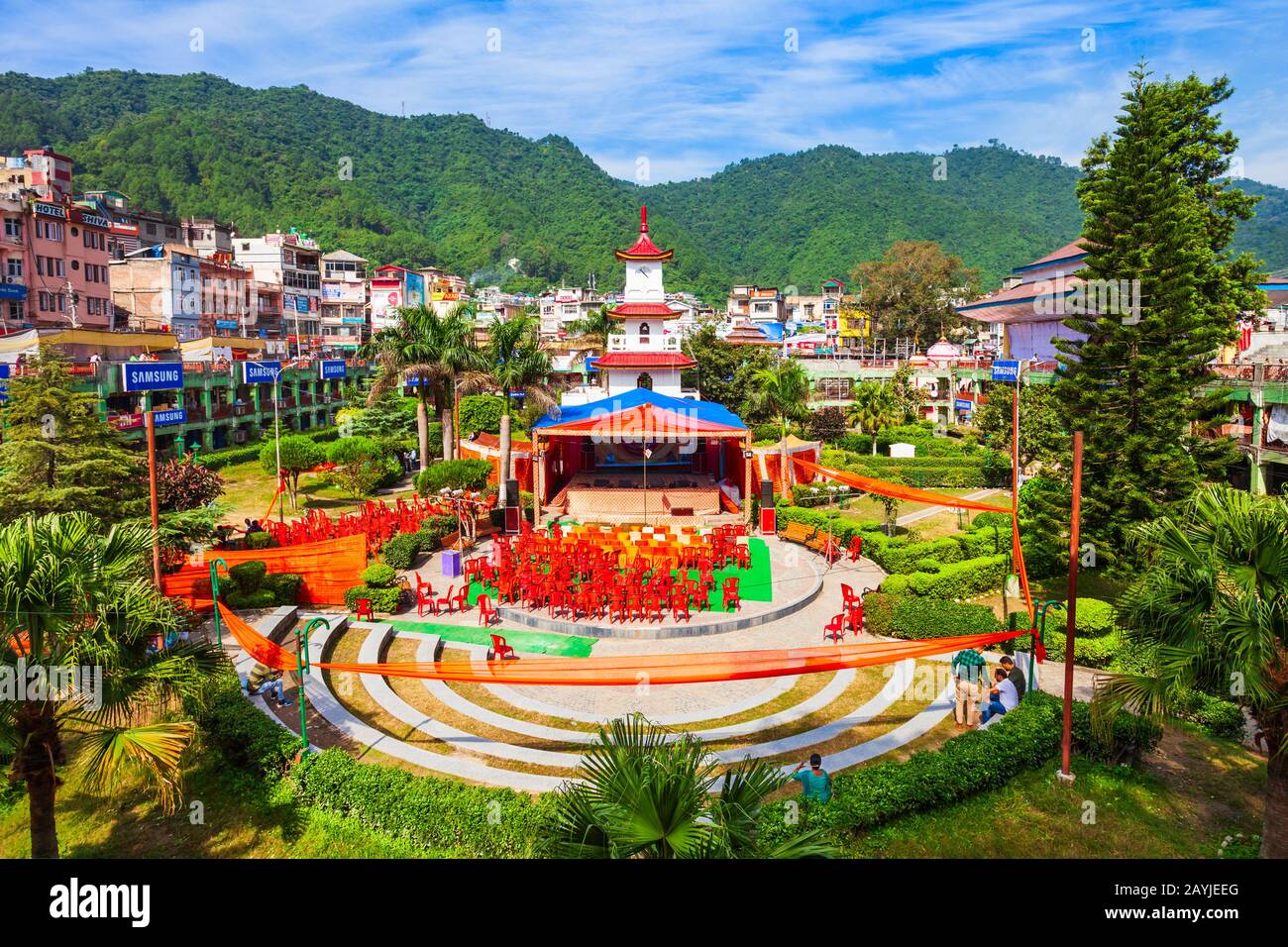 Mandi, INDE - 05 OCTOBRE 2019 : Tour de l'horloge dans le jardin public de Sunken dans la ville de Mandi, Etat de l'Himachal Pradesh en Inde Banque D'Images