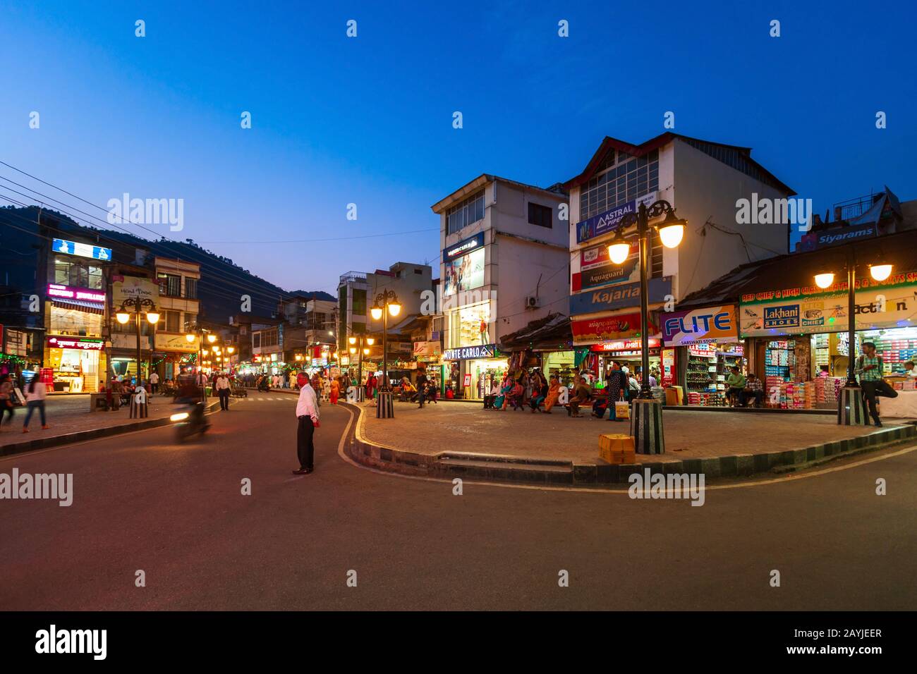 Mandi, INDE - 04 OCTOBRE 2019: Rue principale dans la ville de Mandi, Etat de l'Himachal Pradesh en Inde la nuit Banque D'Images