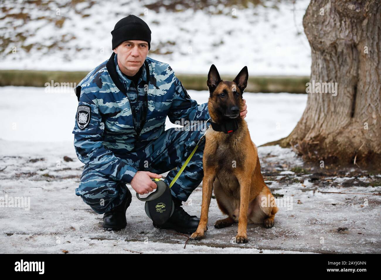 Moscou, Russie. 15 février 2020. Un policier et son chien de service attendent leur tour de se produire au festival « My Dog Est un super-héros » à Moscou, en Russie, le 15 février 2020. Le festival « My Dog Est un super-héros » a eu lieu samedi à Moscou pour mettre en valeur les compétences des chiens de travail. Crédit: Maxim Chernavsky/Xinhua/Alay Live News Banque D'Images