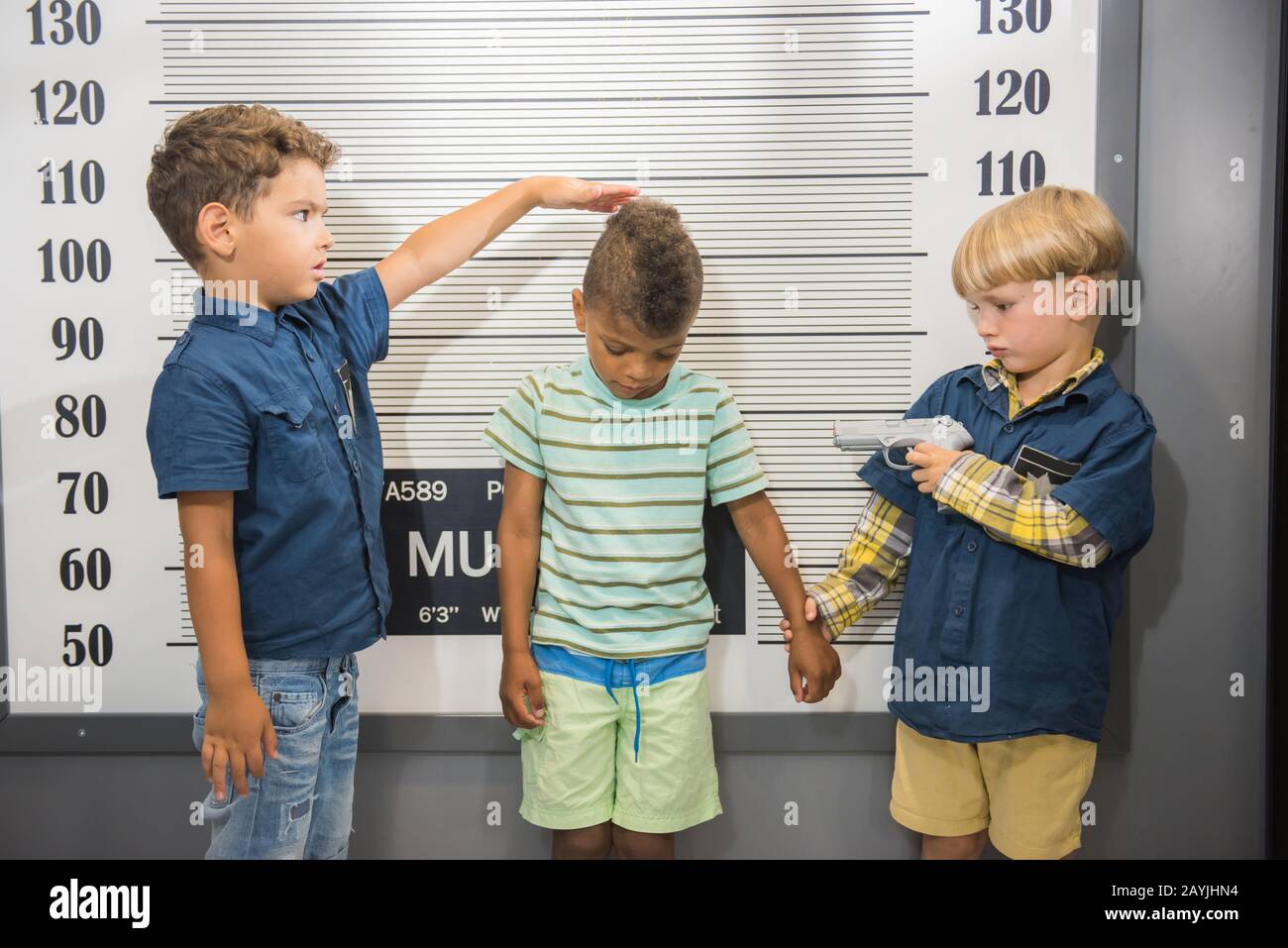 Les petits garçons jouant à la police dans le centre de divertissement. Banque D'Images