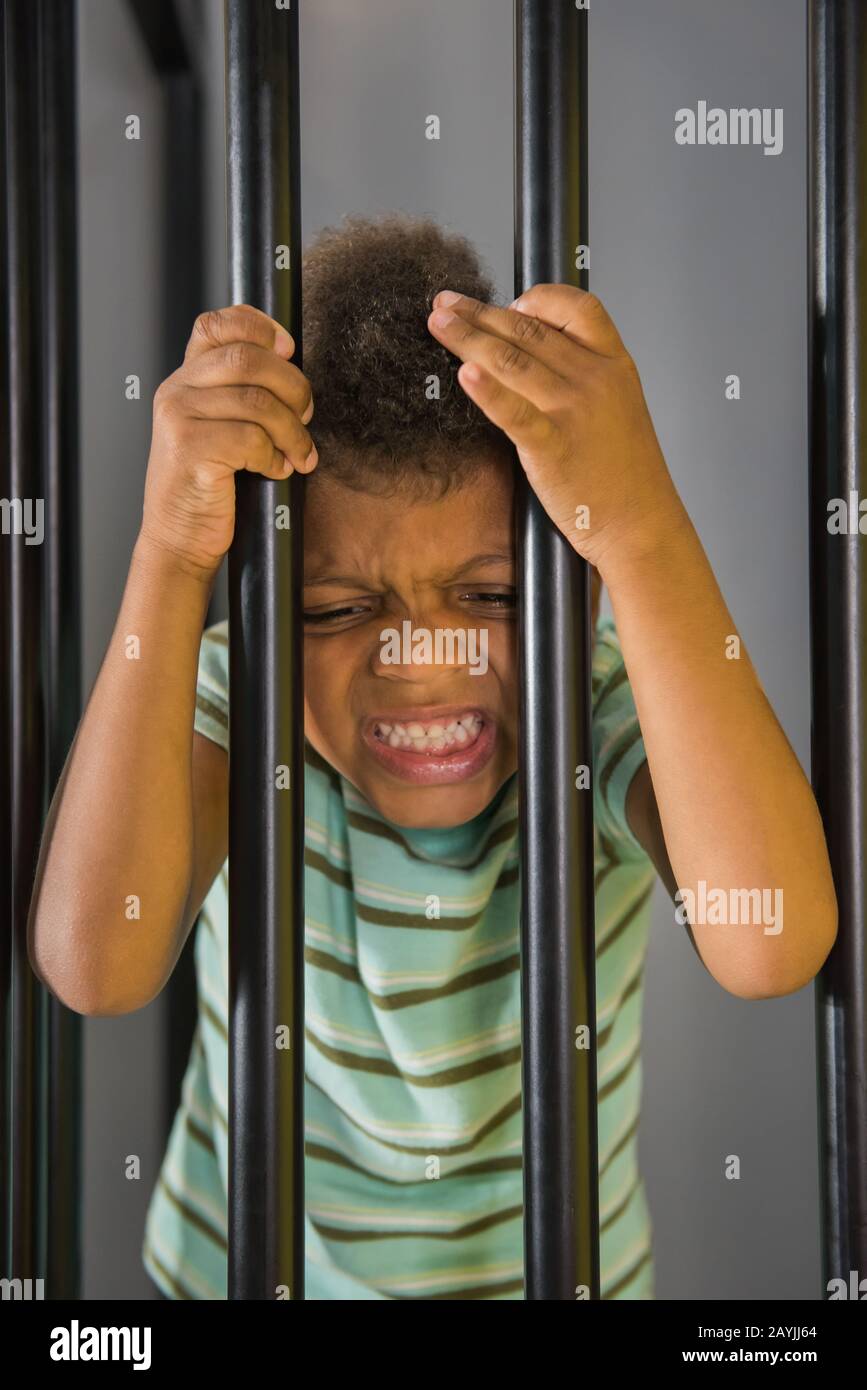 Prisonnier D Enfant Essayez D Echapper A La Prison Photo Stock Alamy