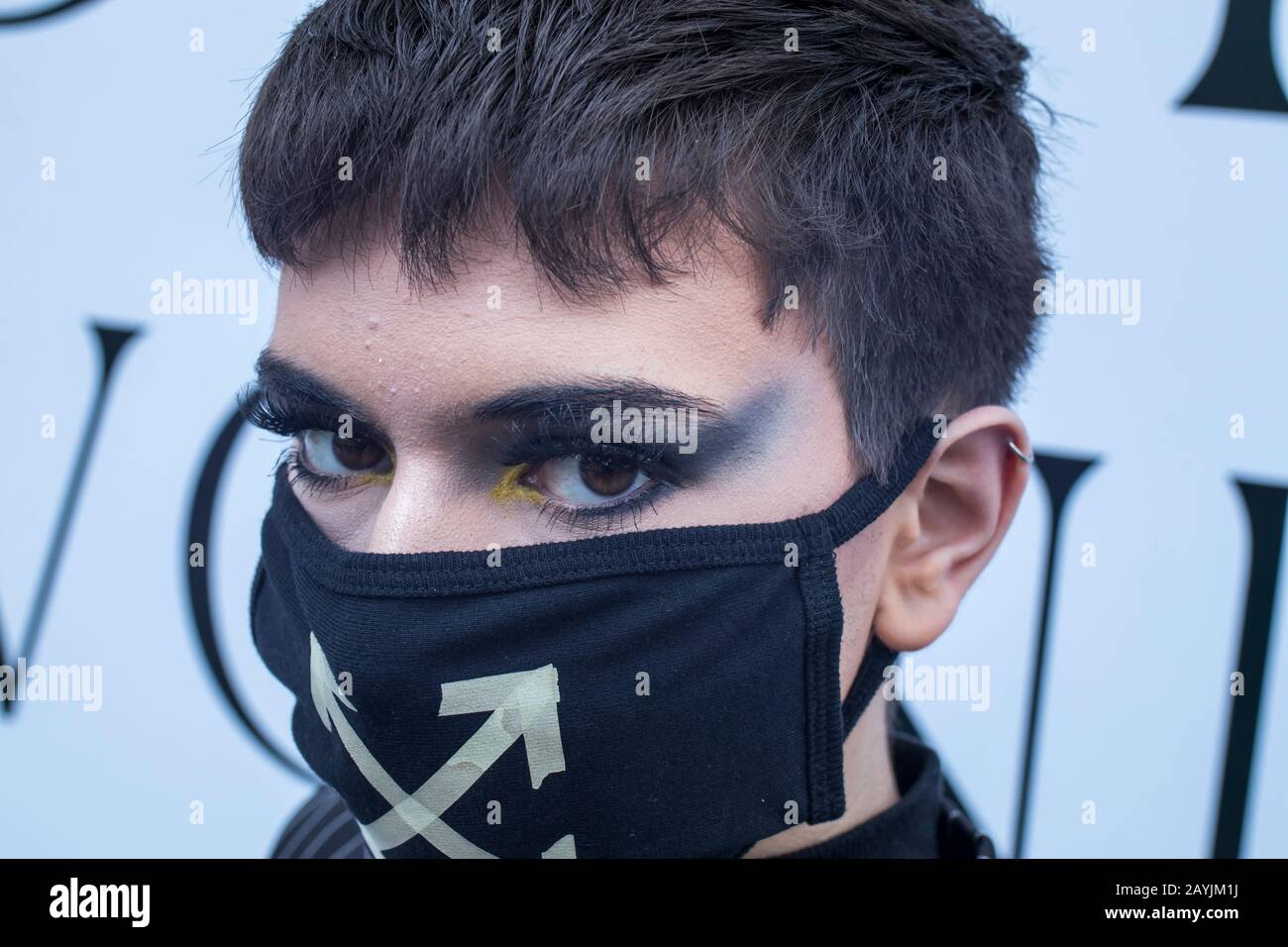 Londres, Royaume-Uni - 10 février 2020 Les Gens portent un masque de protection. Style de rue. Un garçon à poil court porte un masque noir de protection avec des flèches Banque D'Images